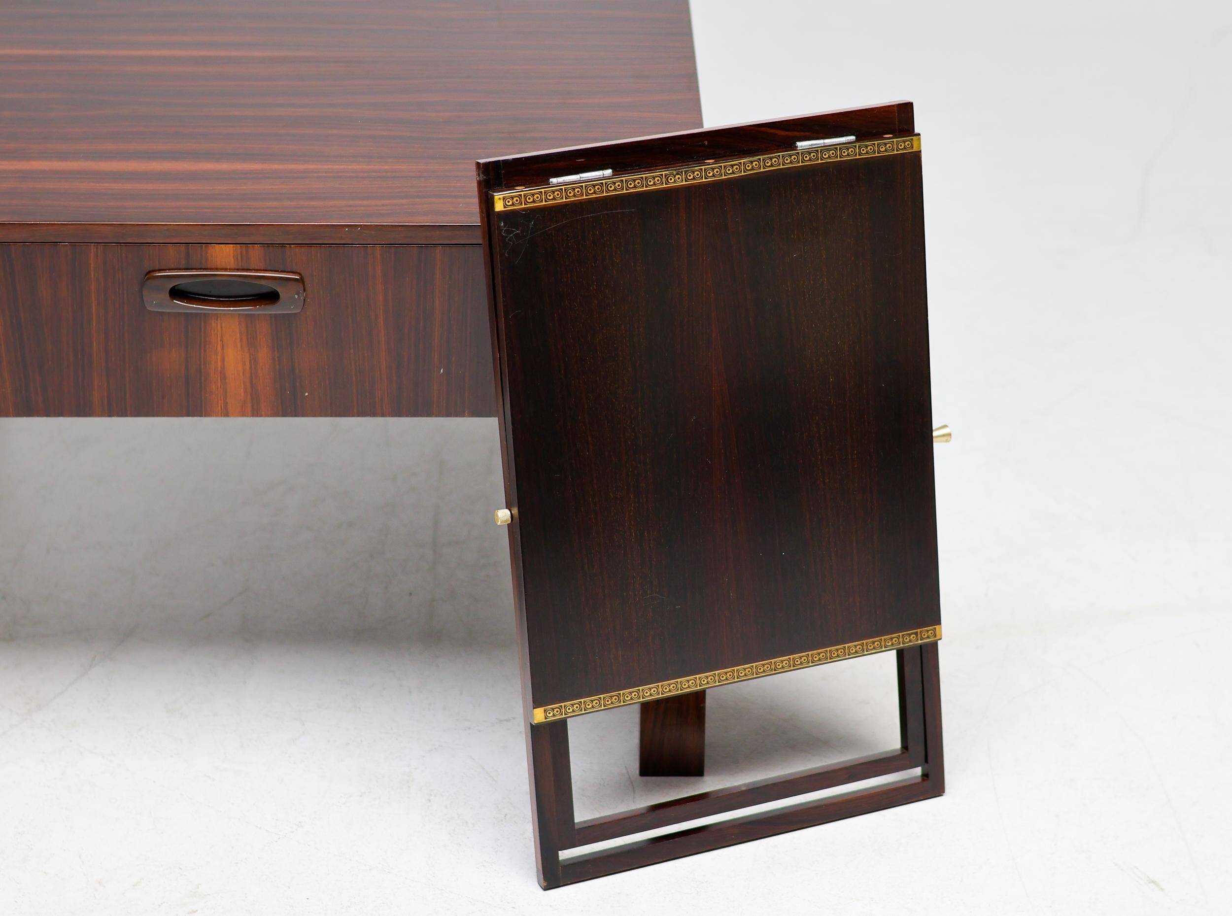 Ensemble de cinq tables d'appoint modernes en palissandre danois.