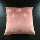 Coussin rose brodé palmiers
