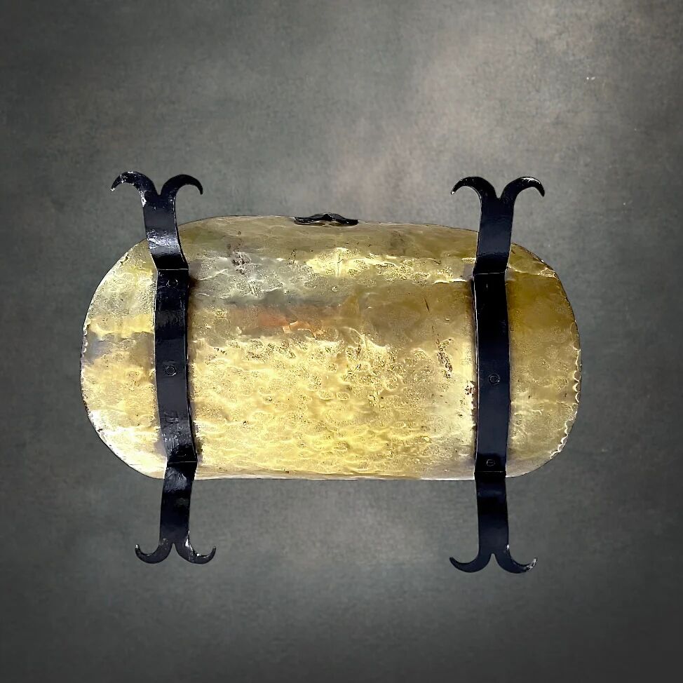 Porte-bûches en laiton texturé et fer forgé noir style ancien – années 50