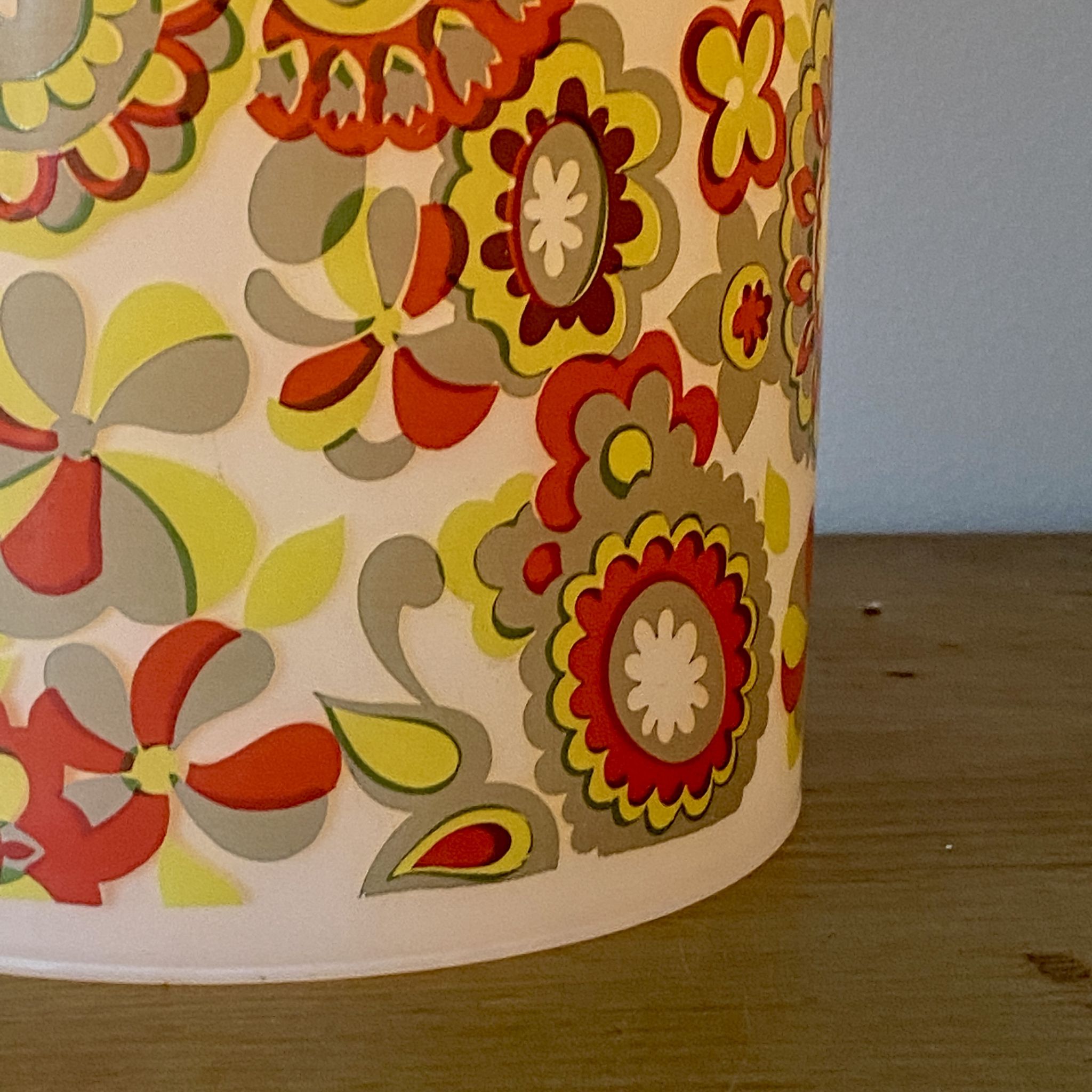 Baladeuse globe vintage en opaline avec motifs