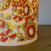 Baladeuse globe vintage en opaline avec motifs