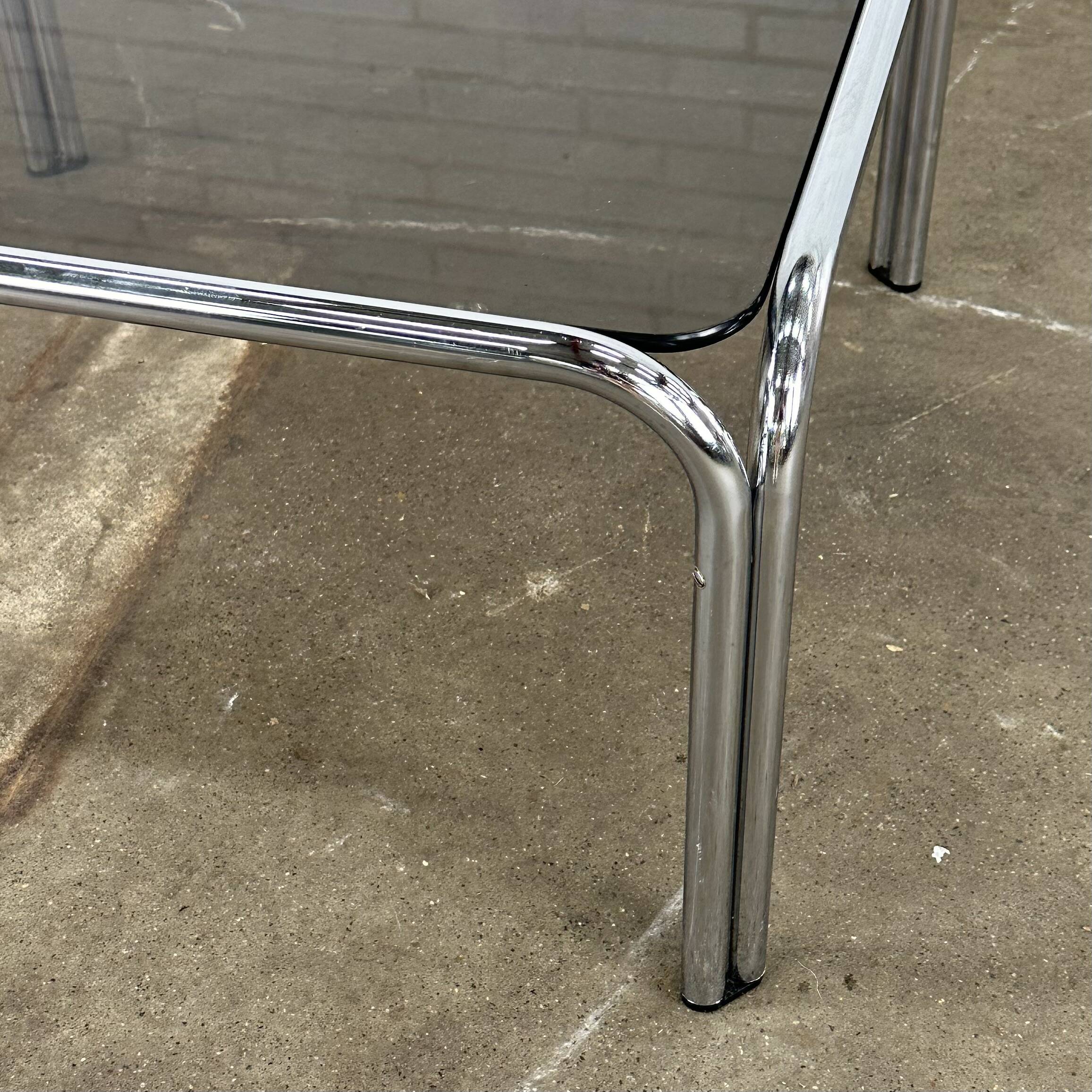 Table basse design vintage en verre fumé avec structure tubulaire