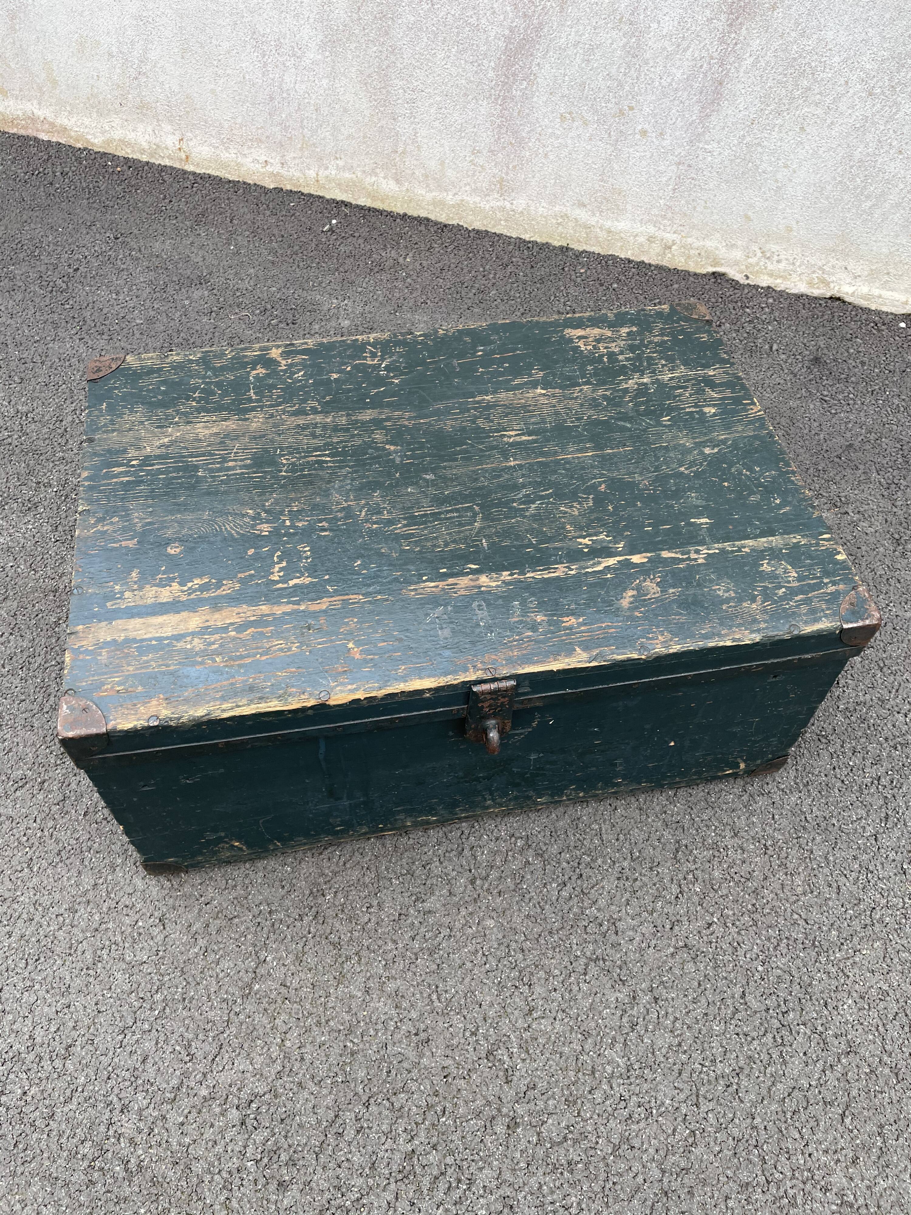 Painted wooden trunk L83 X H37 X P56