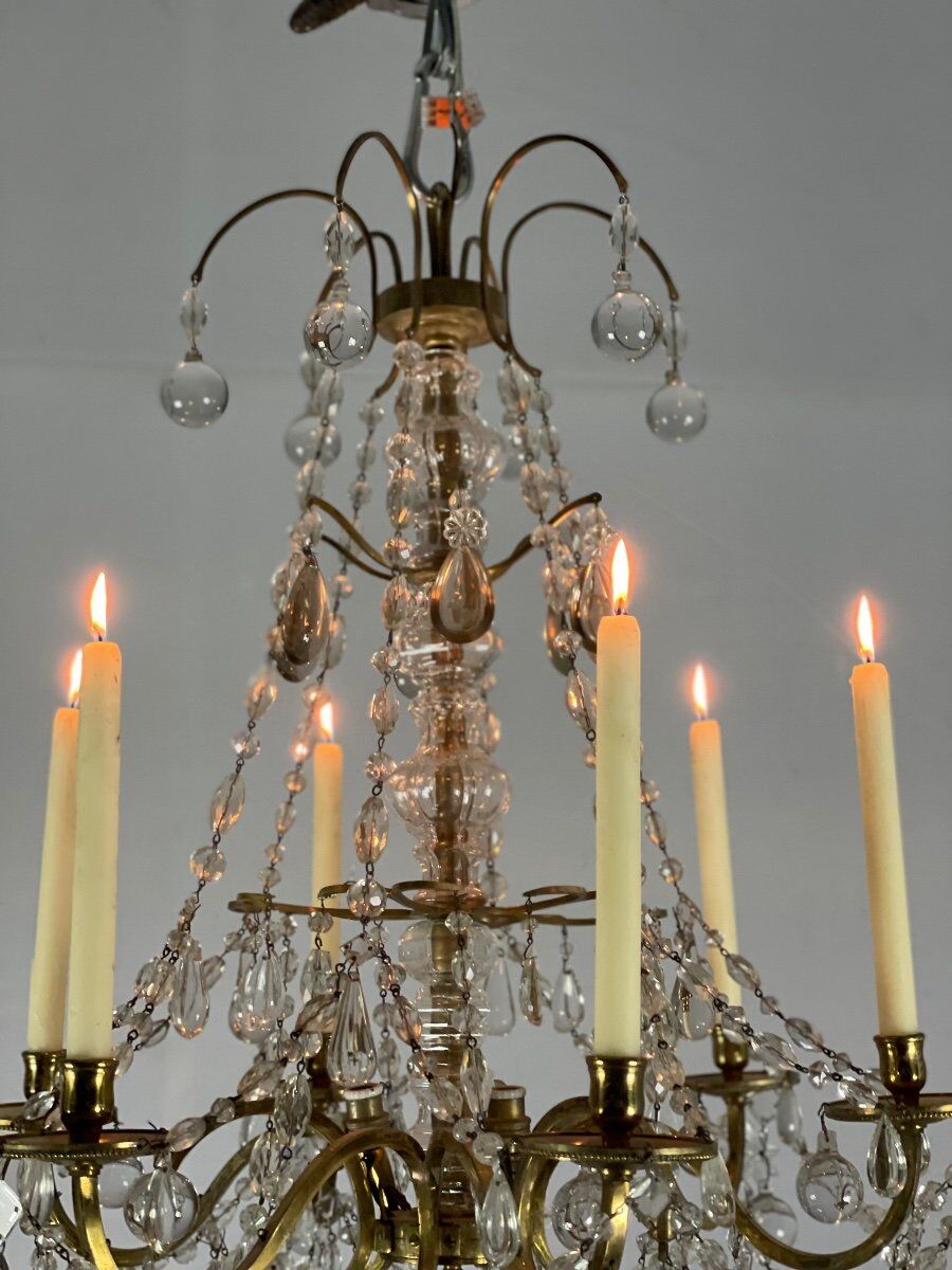 Golden bronze chandelier trimmed with drop-shaped grapevines