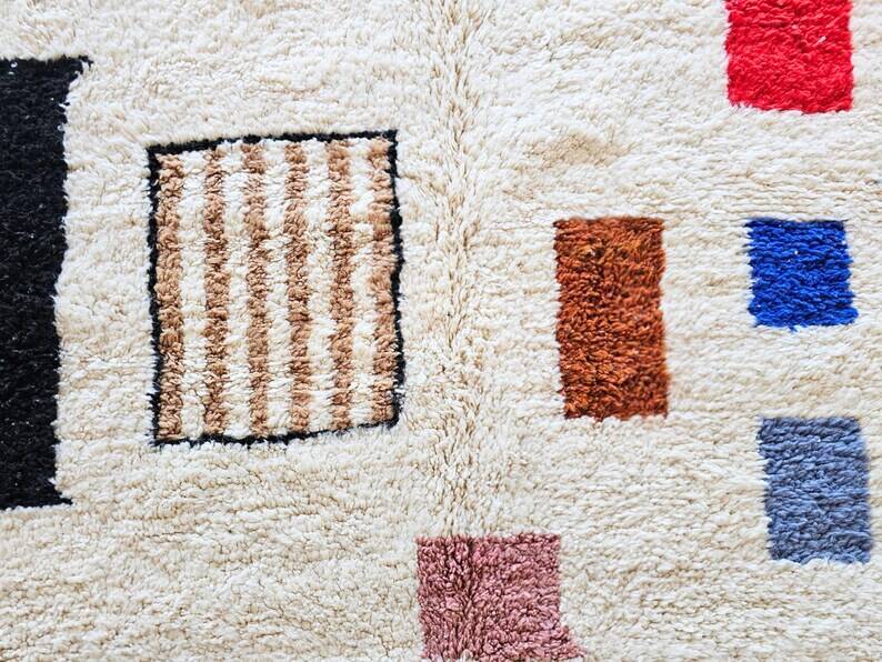 Off-white Moroccan rug with geometric patterns, 250cm x 150cm