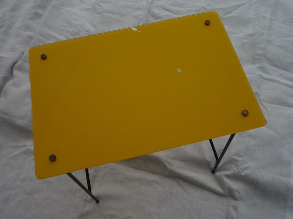Table d'appoint en verre jaune vintage 50s 1952