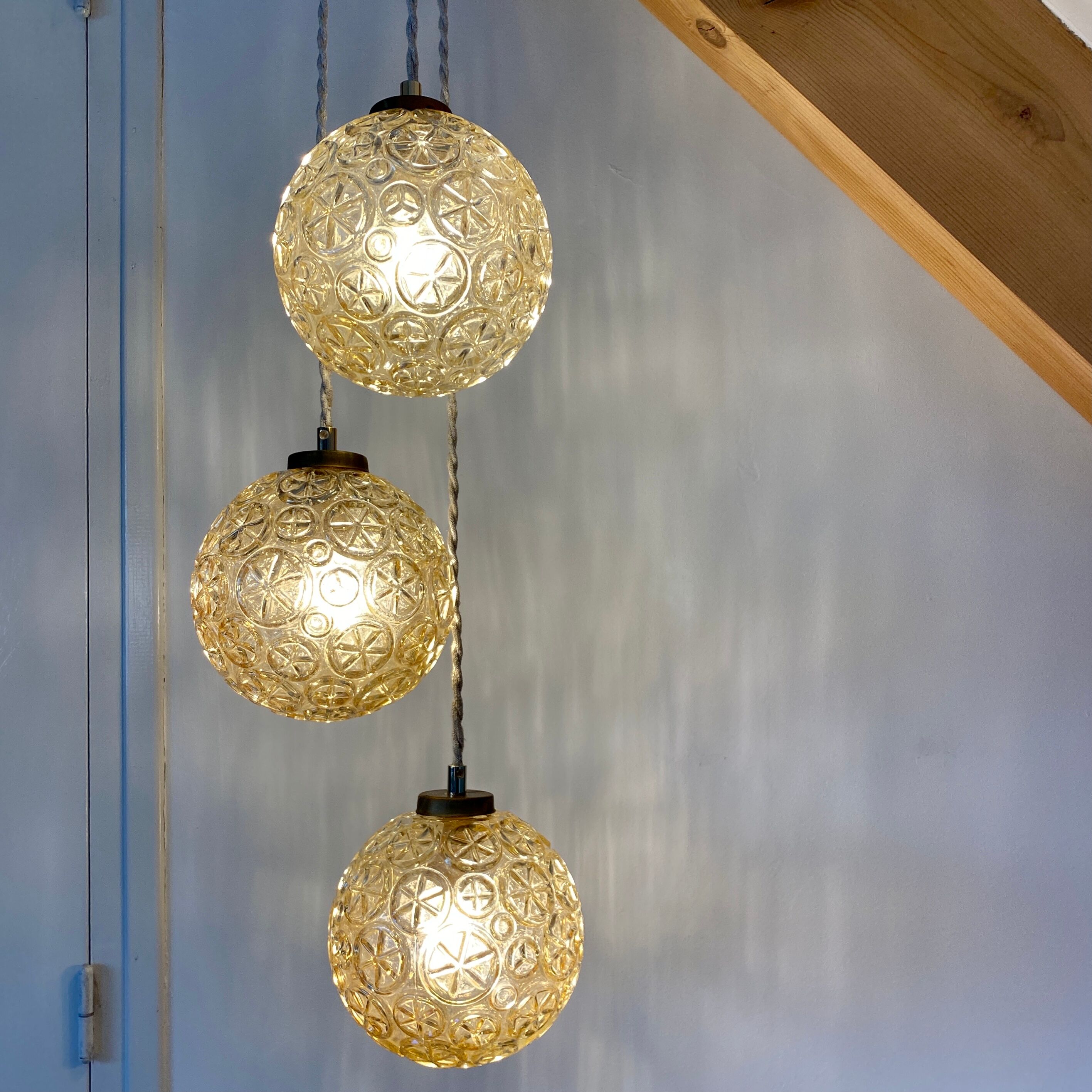 Suspension cascade trois feux globes vintage en verre ambré