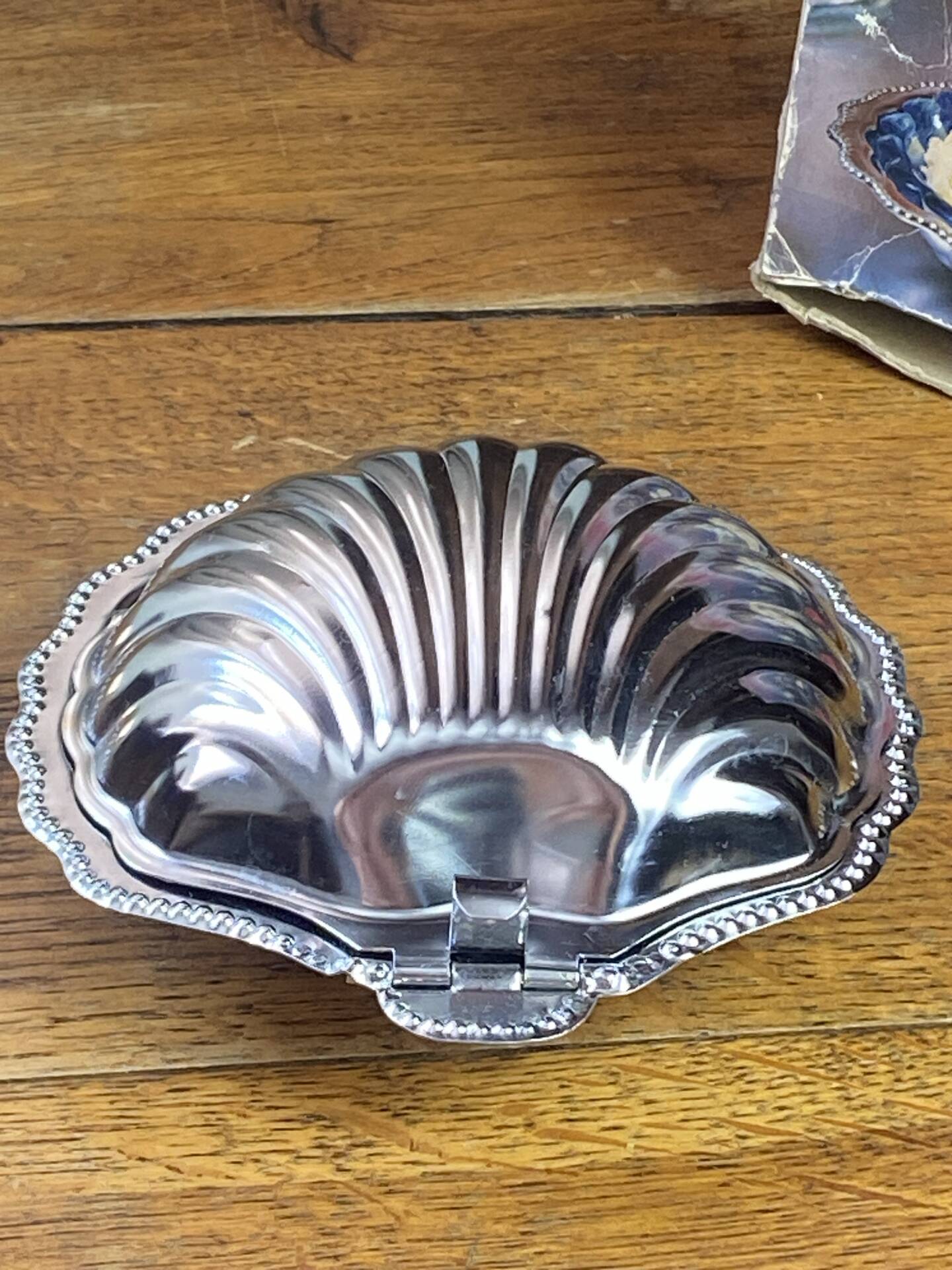 Shell-shaped butter dish in stainless steel and blue glass