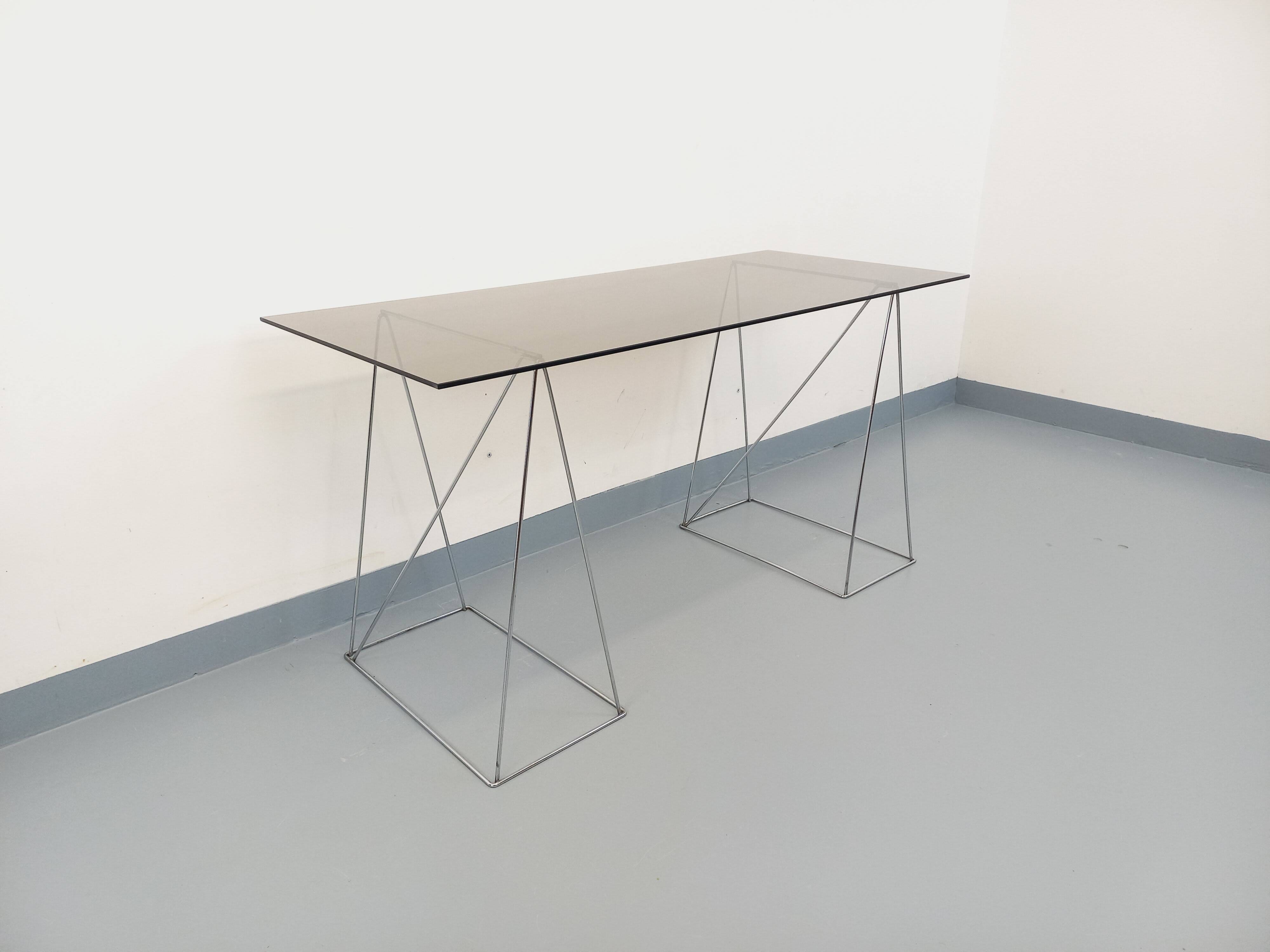 Bureau en verre fumé et métal chromé, années 70