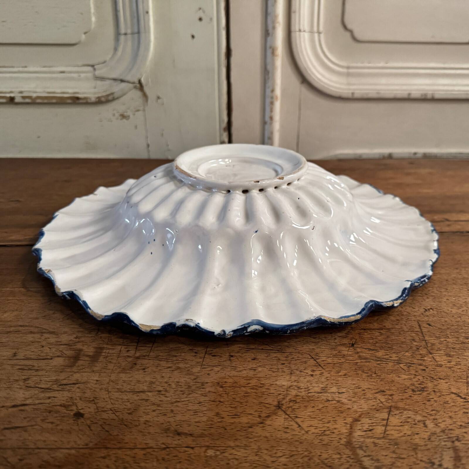 Polylobed hollow dish in Delft earthenware with Chinese decoration, 18th century