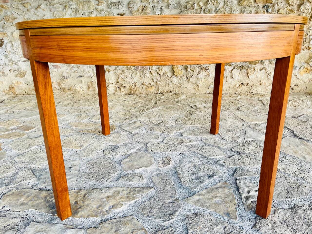 Extendable dining table in teak, butterfly extension by Van Pelt circa 1960.