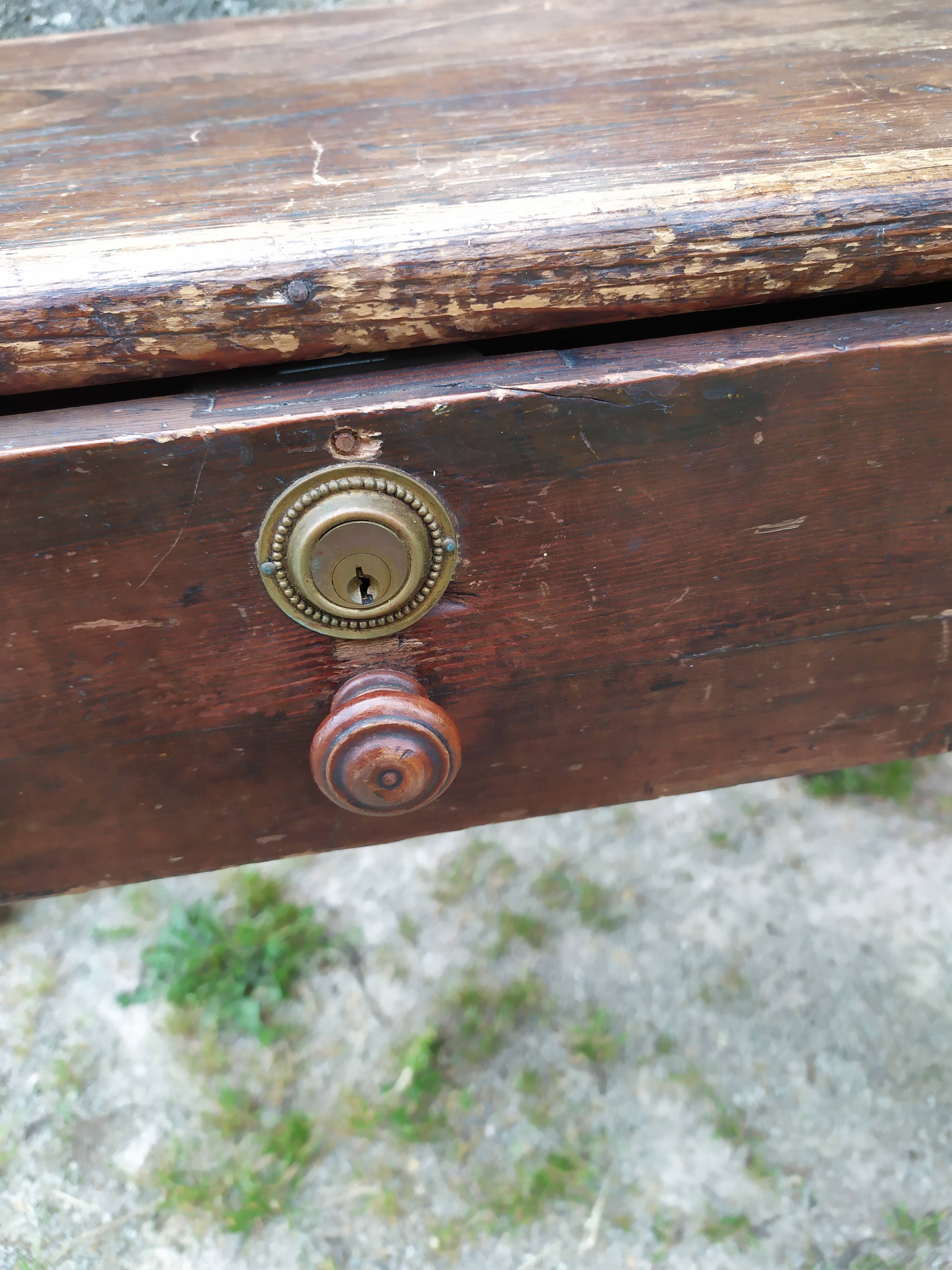 Desk with turned legs