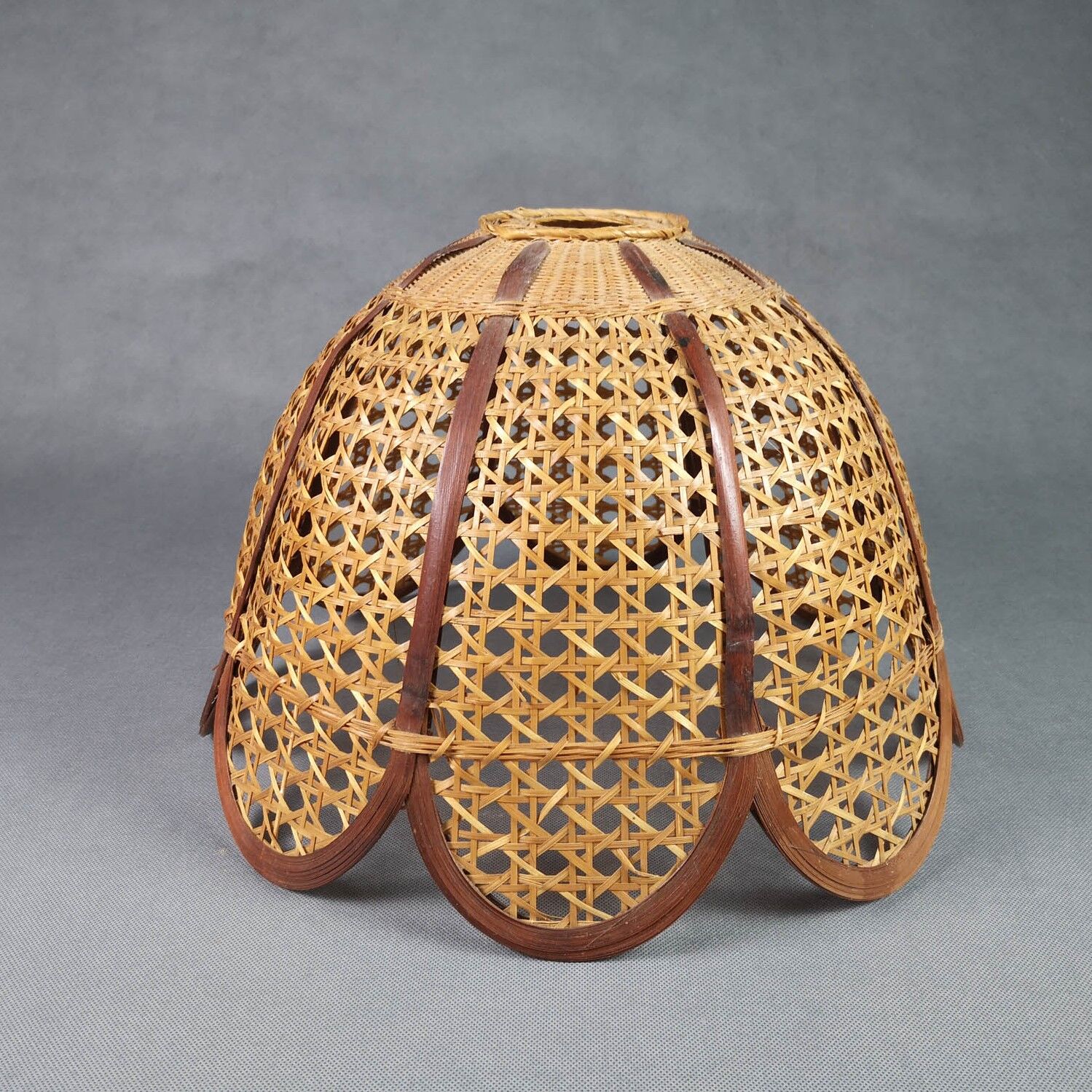 Flower suspension in braided rattan and vintage openwork