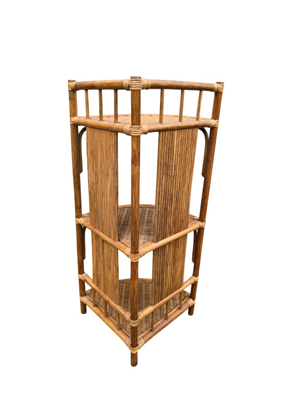 Etagère d'angle en rotin