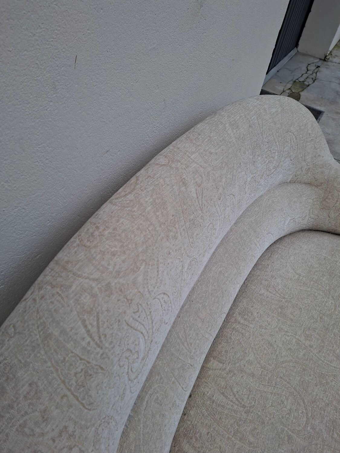 "Crapaud" bench in the richly decorated Napoleon III style.