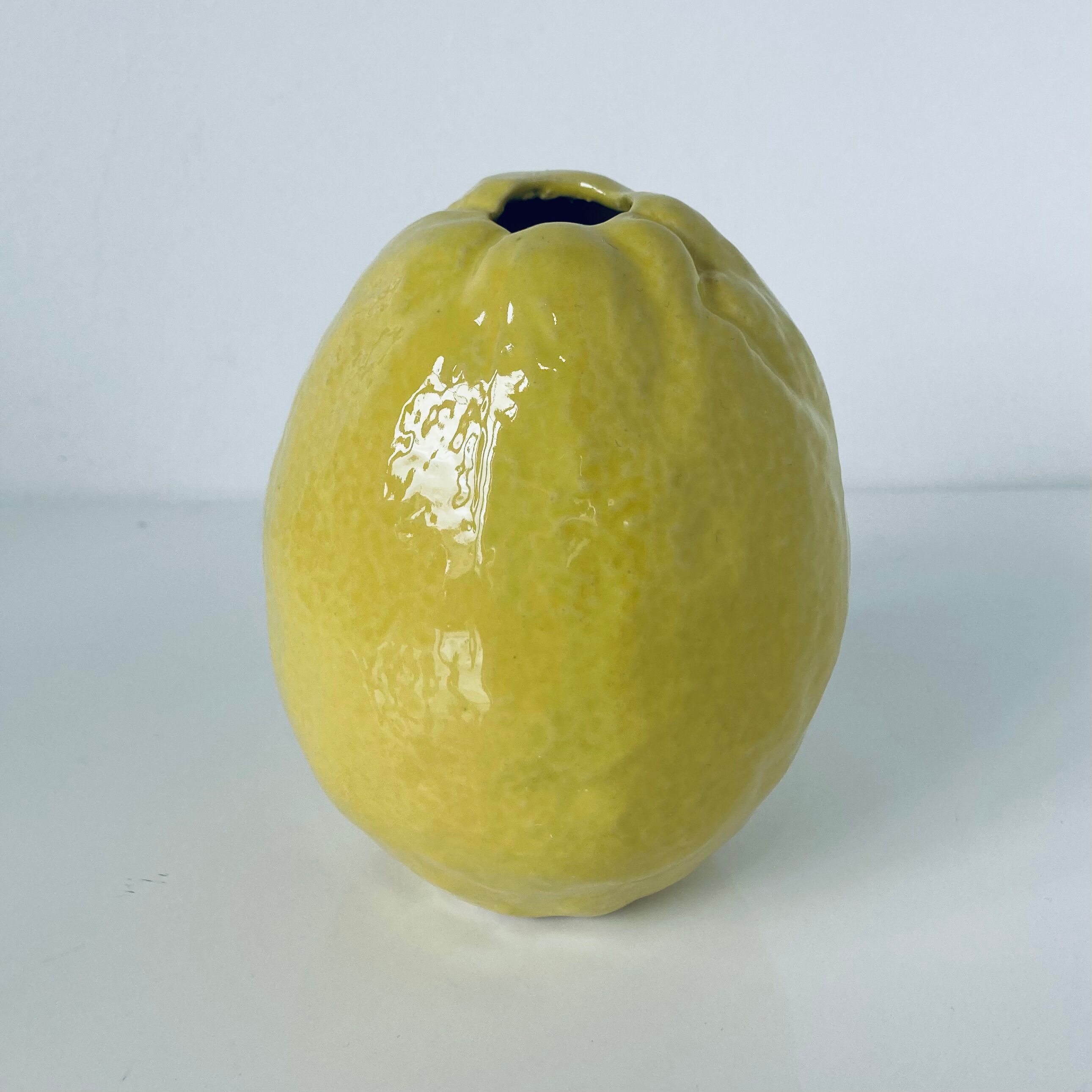 Lemon vase trompe l'oeil in natural glazed ceramic