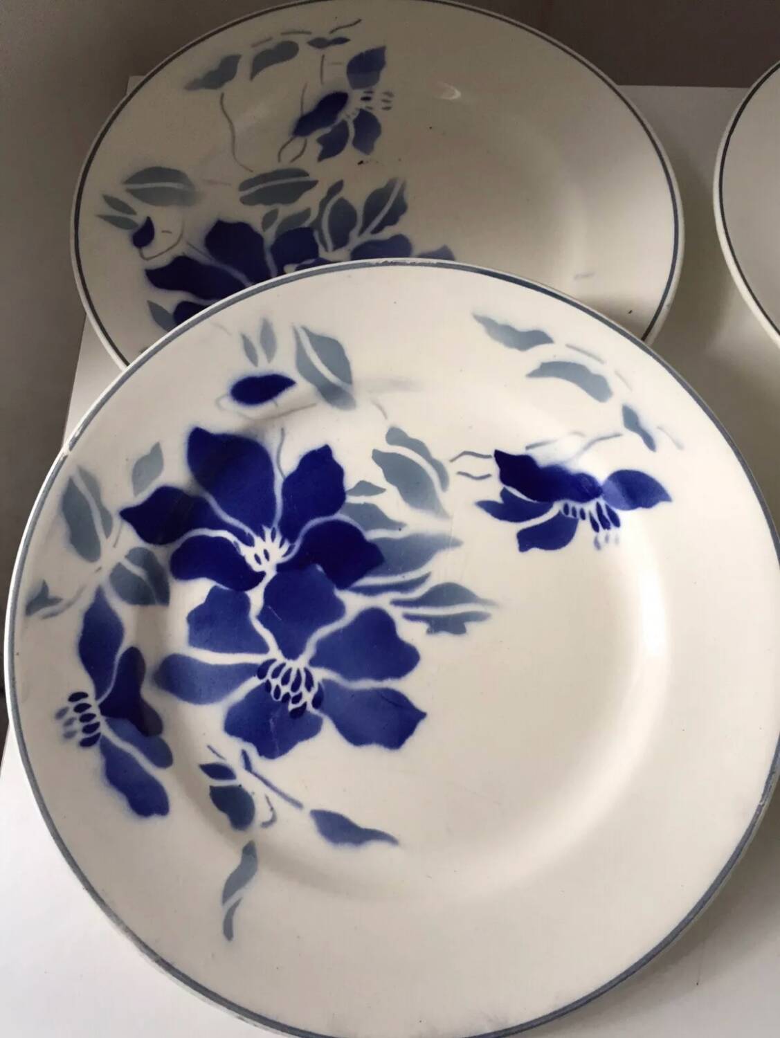 Set of 4 Longchamp Terre de fer plates with flower decoration