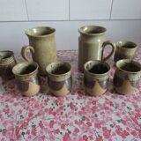 Pichets et verres en grès vernissé
