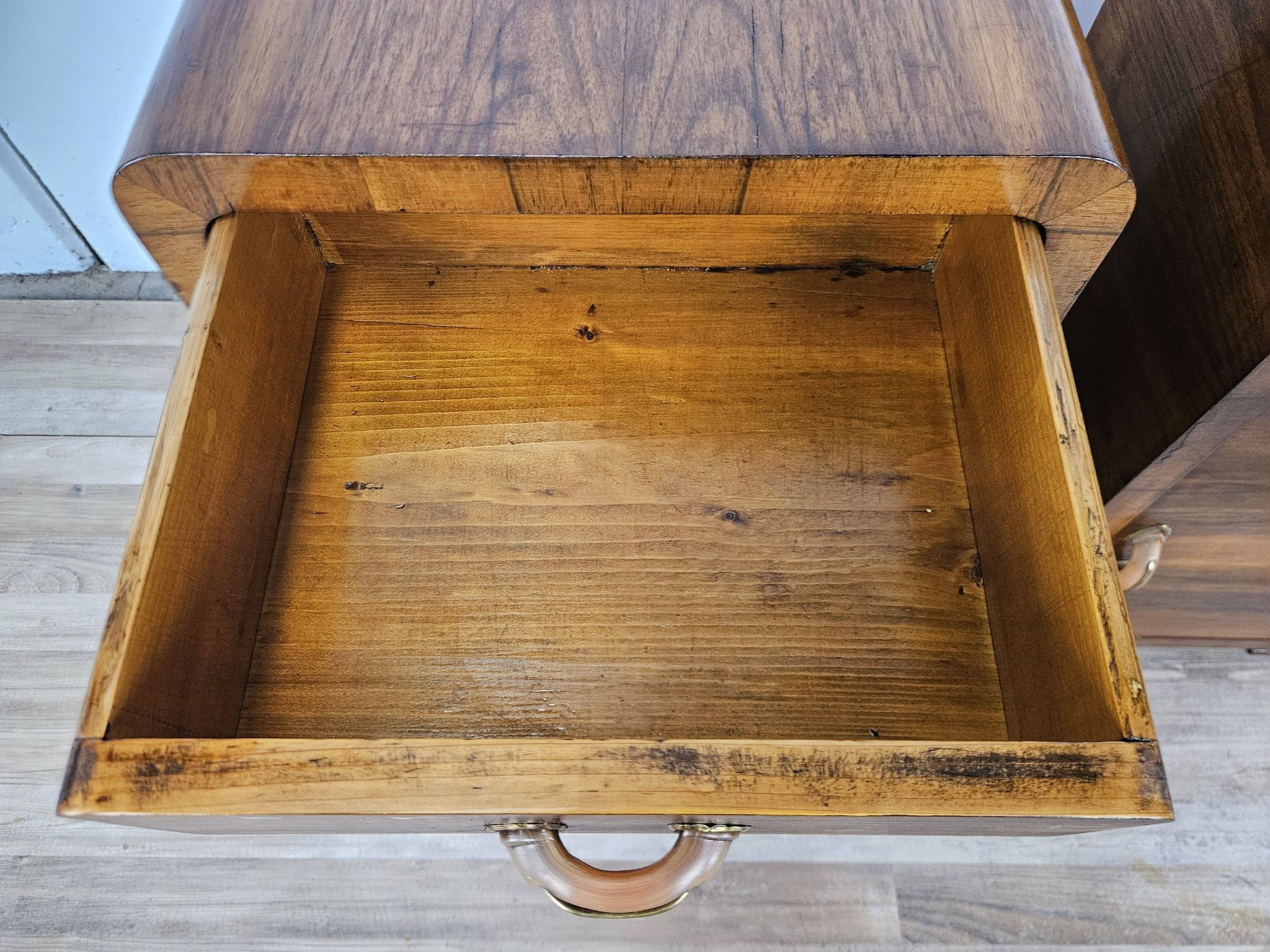 Tables de chevet en noyer Art Déco avec porte et tiroir