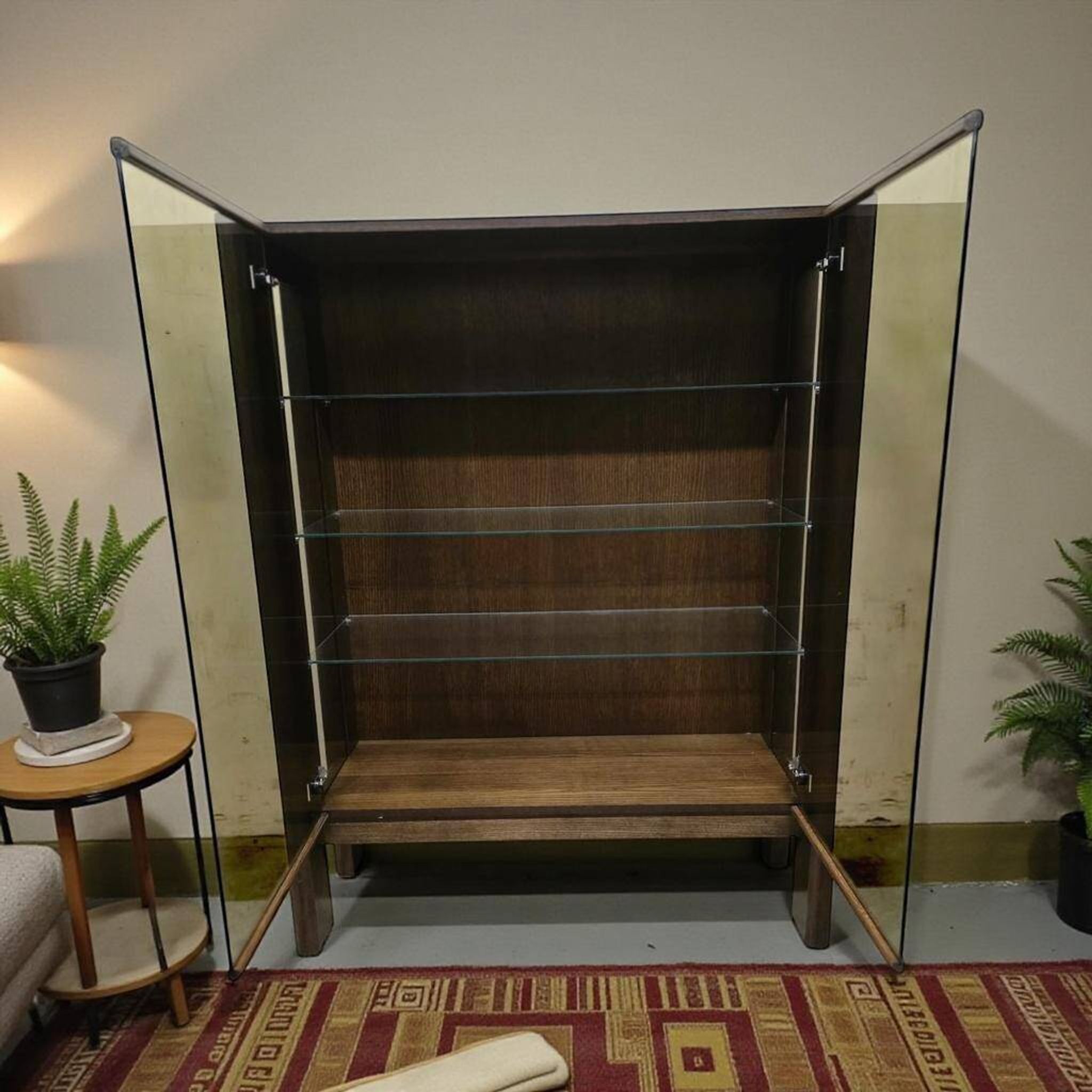 Vitrine vintage en bois massif avec verre fumé