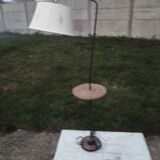 Lampadaire  pied fonte avec douille orientable et tablette en osier H 166 cm
