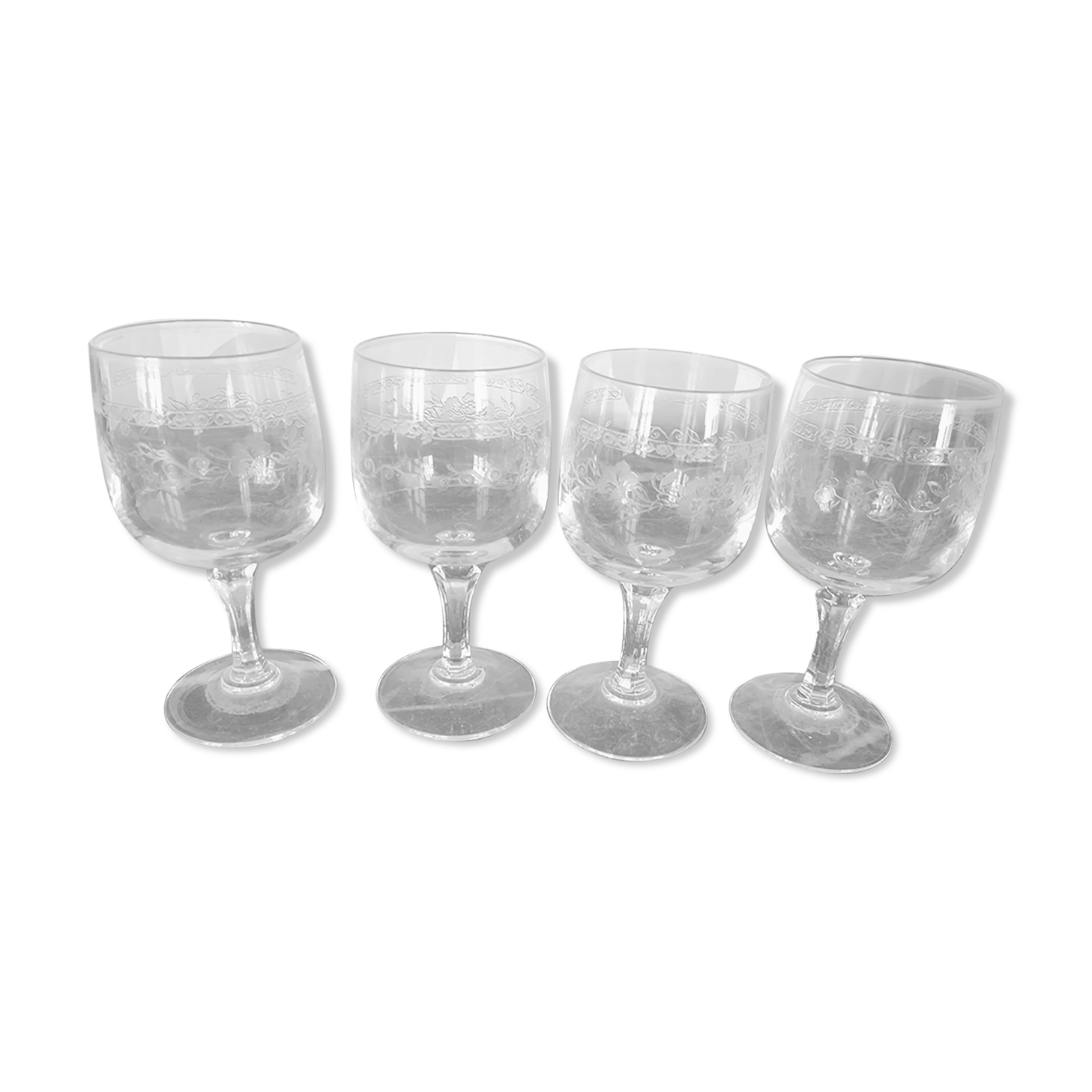 Lot de 4  petits verres  anciens