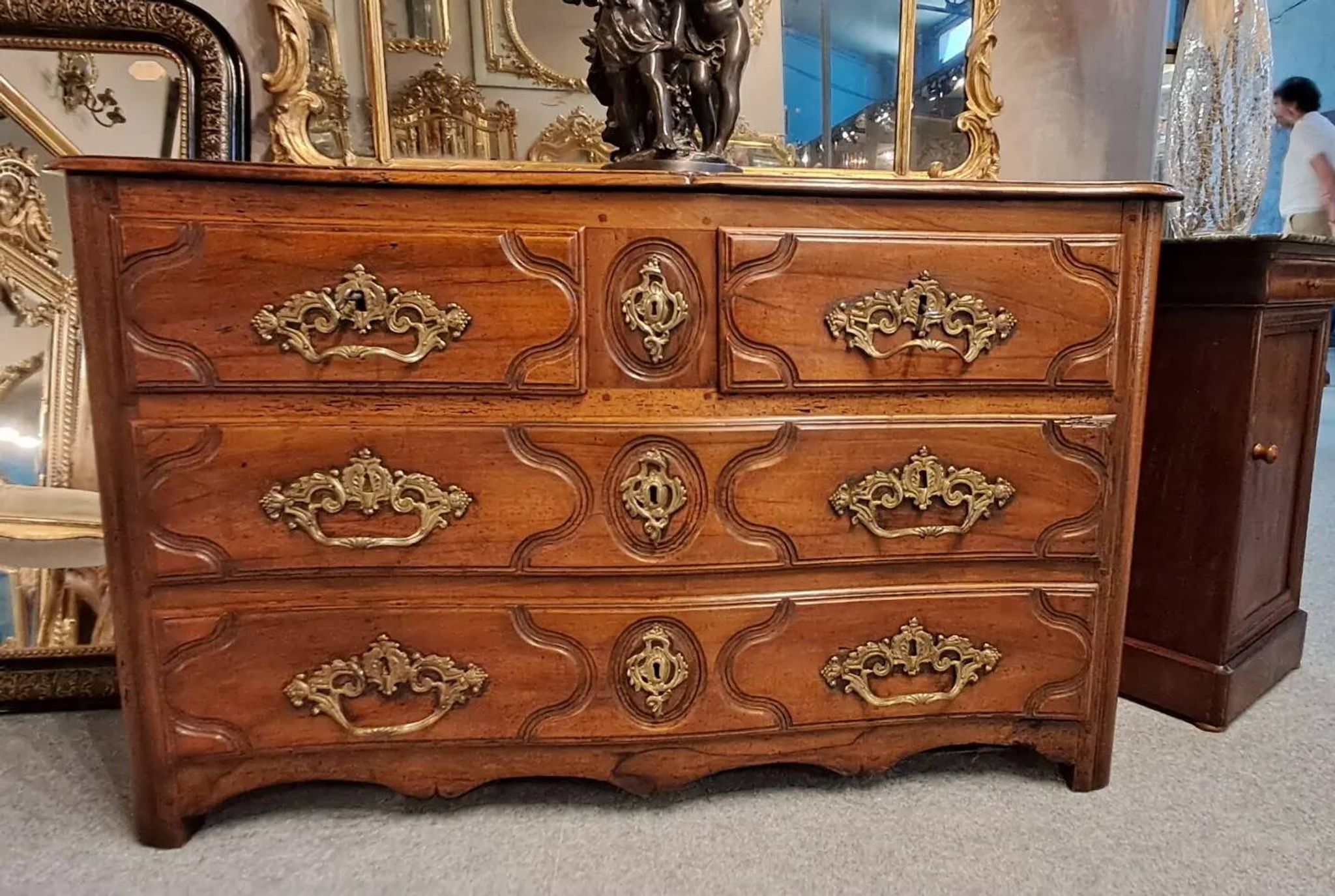 Commode en noyer XVIII