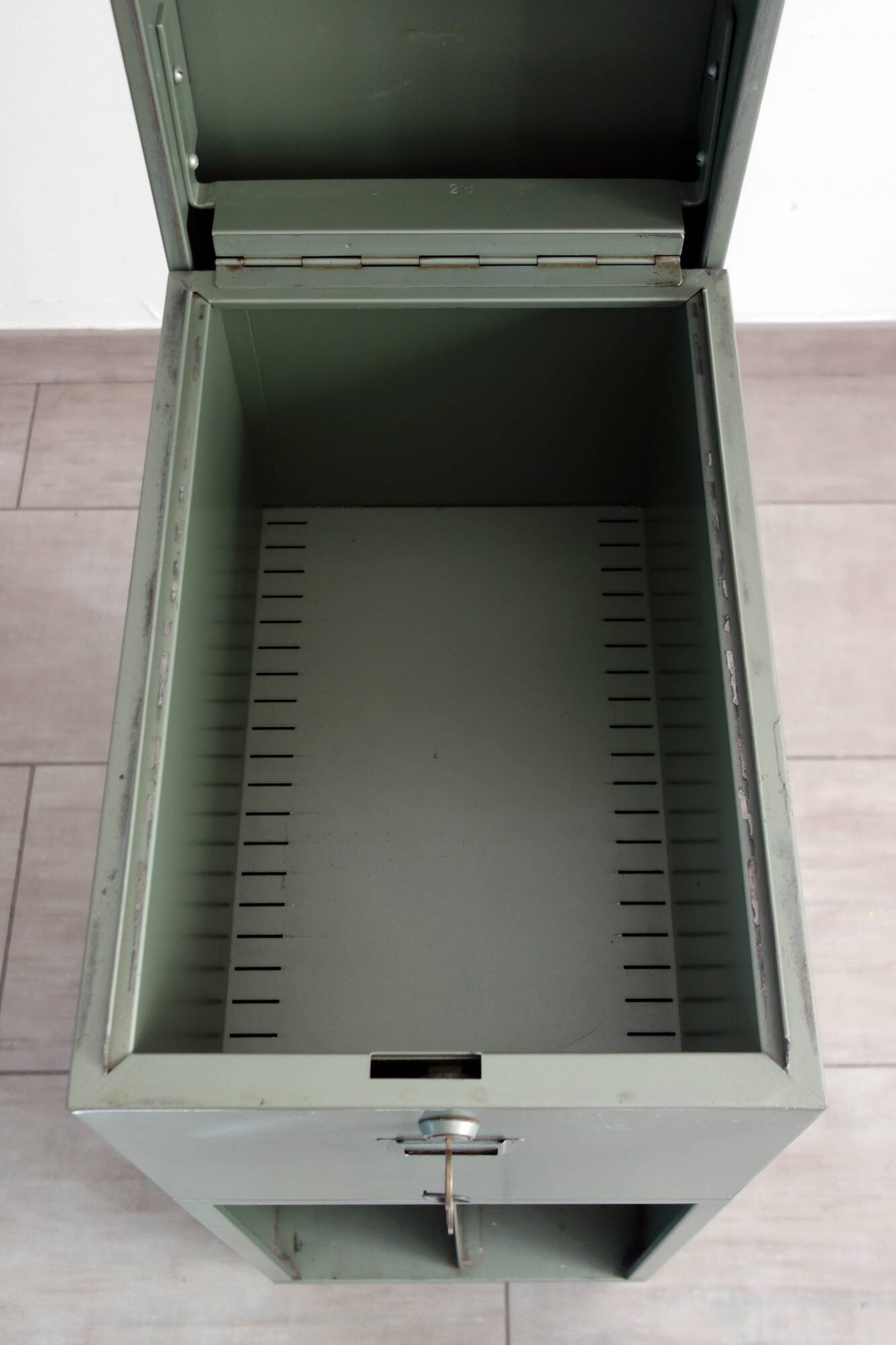 Industrial metal filing cabinet on casters Fidus