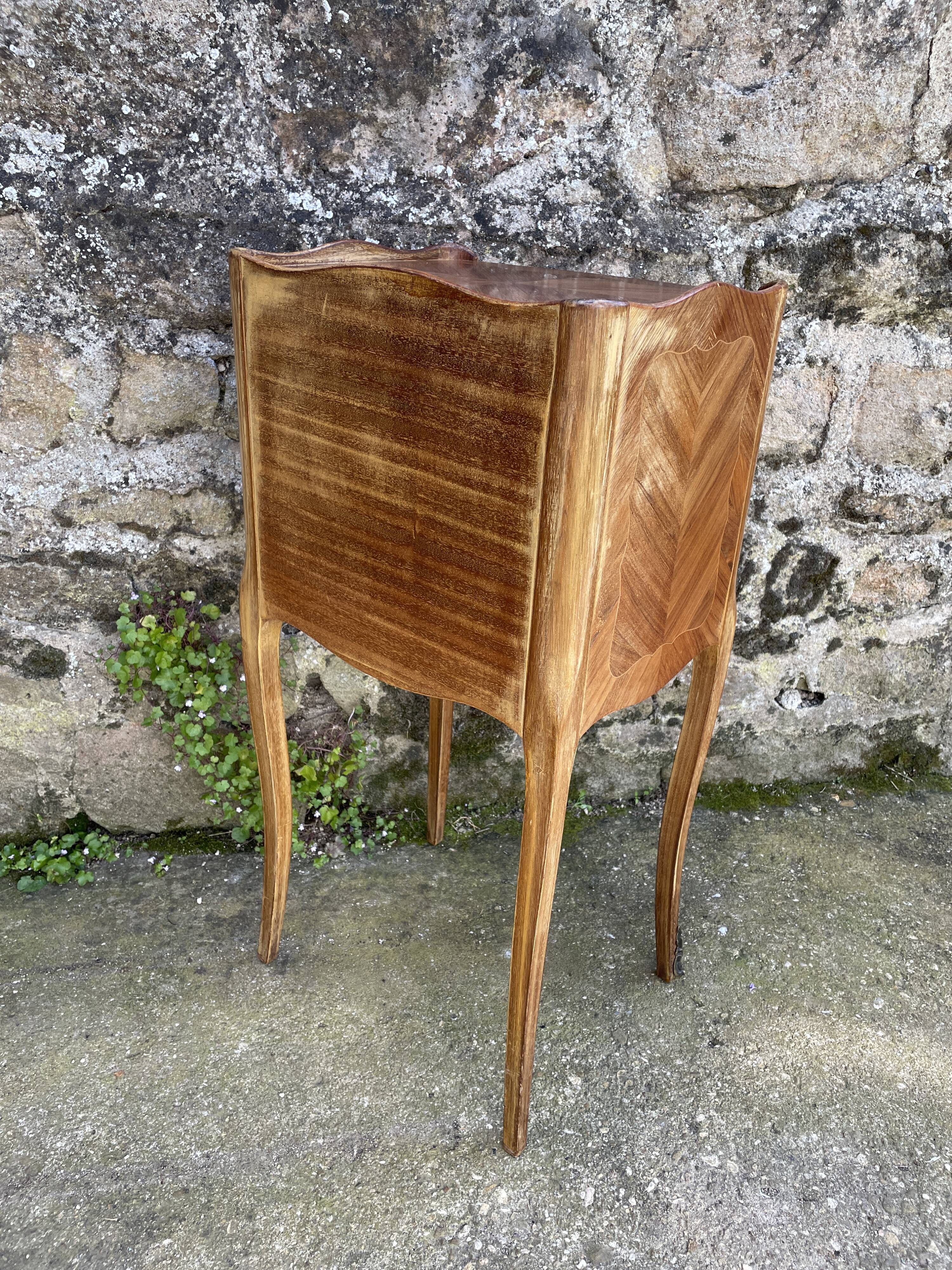 Meuble de chevet marqueté Louis XV