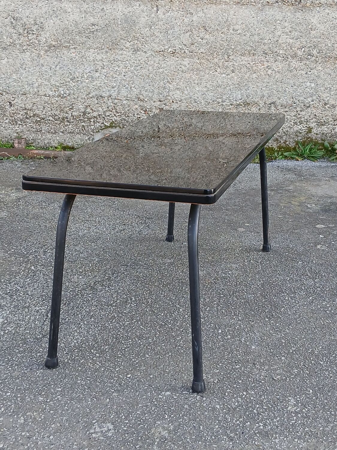 Table basse années 50 en opaline noire