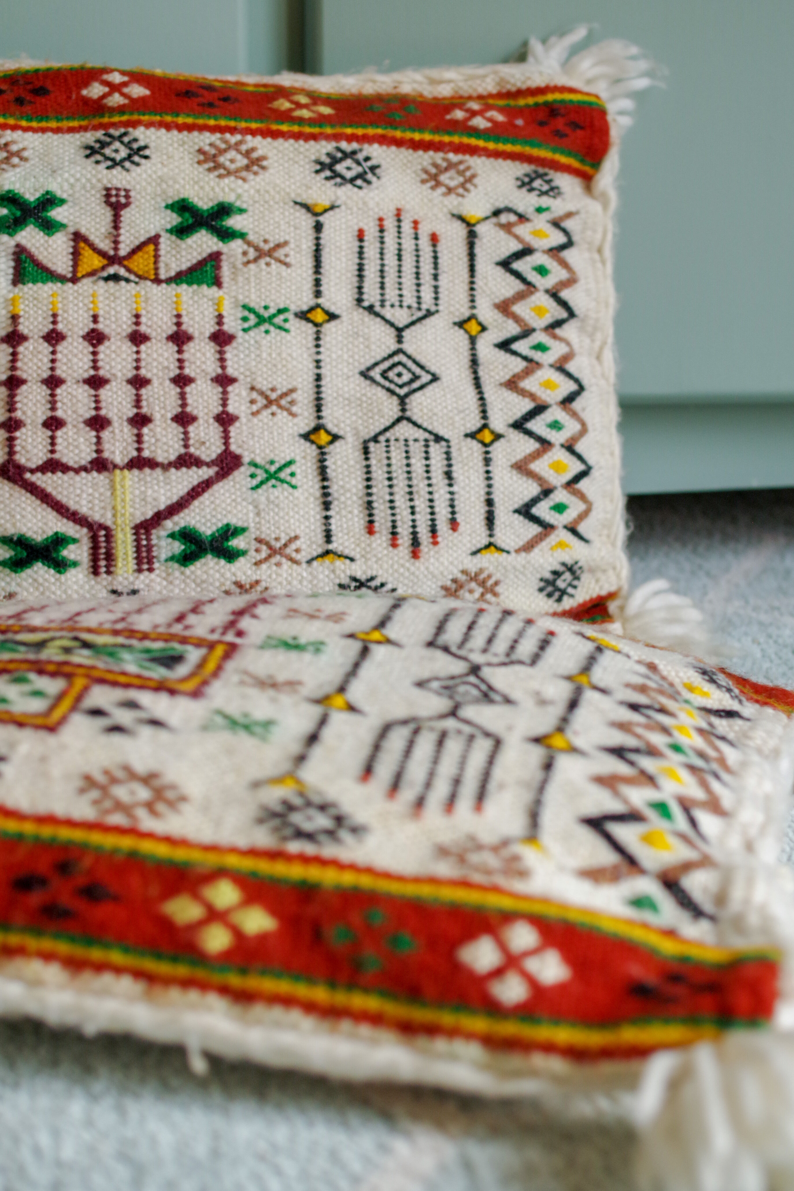 Coussin ancien broderies ethniques 51x34cm