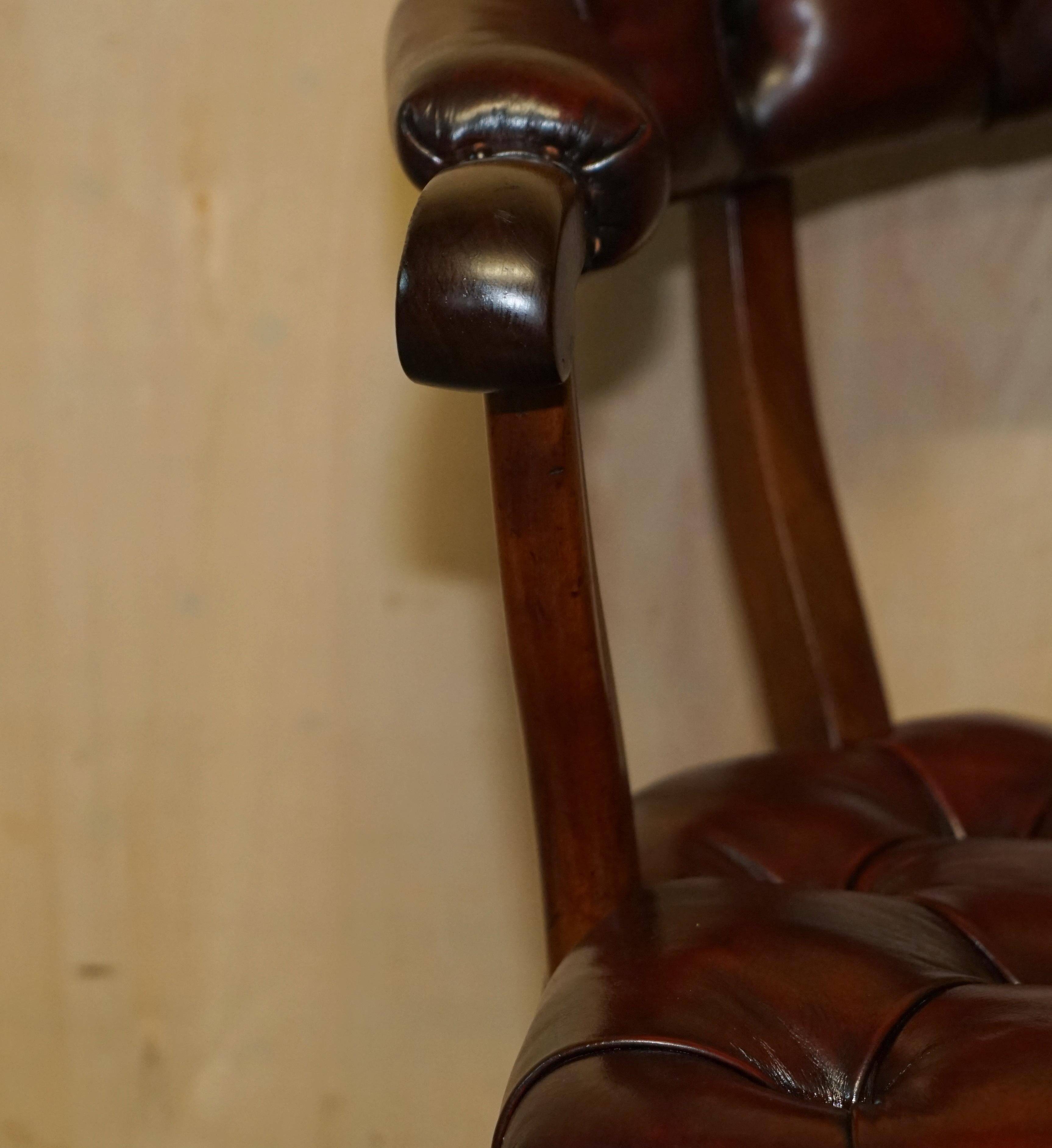 Chesterfield captain's armchair William IV in restored leather with hardwood.