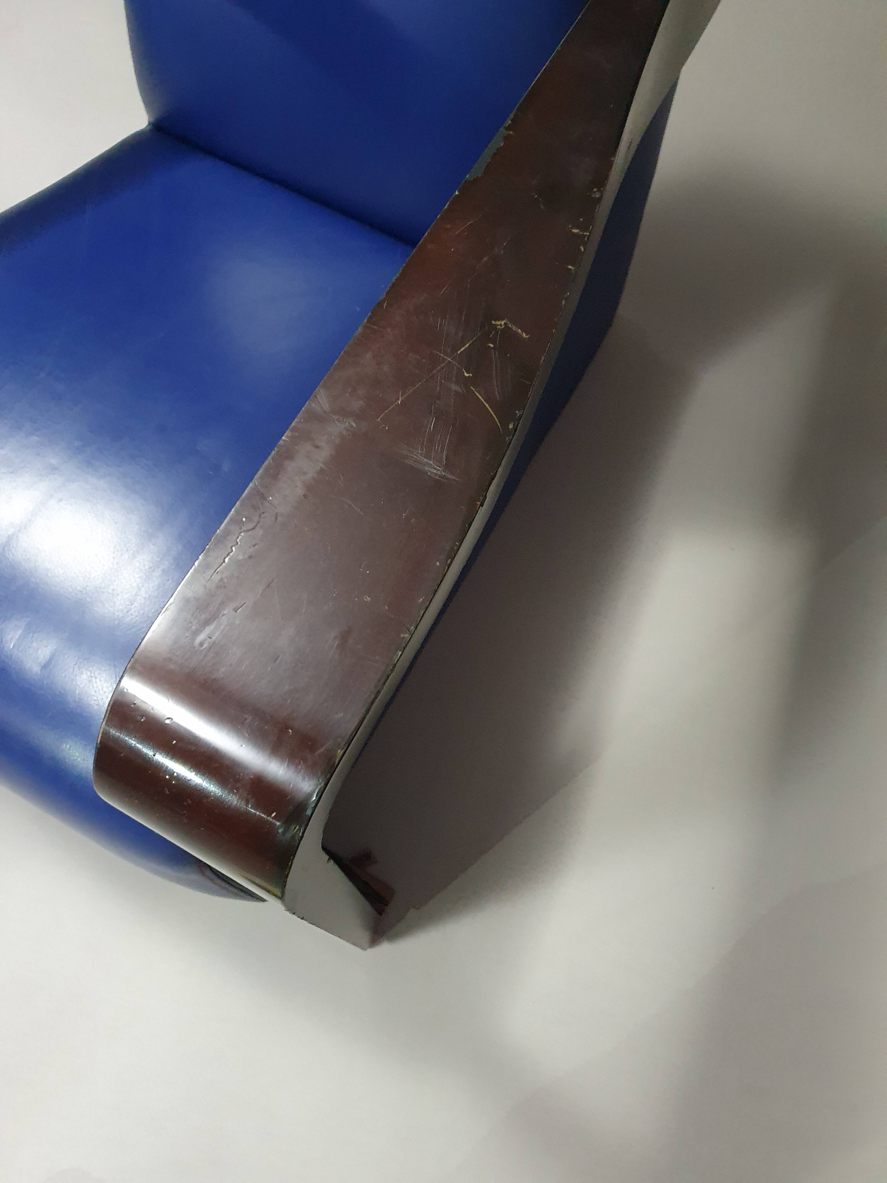 4 x Vintage Ying lounge chairs / fauteuils van Hugues Chevalier,'90. 3 x blue / 1 x red leather