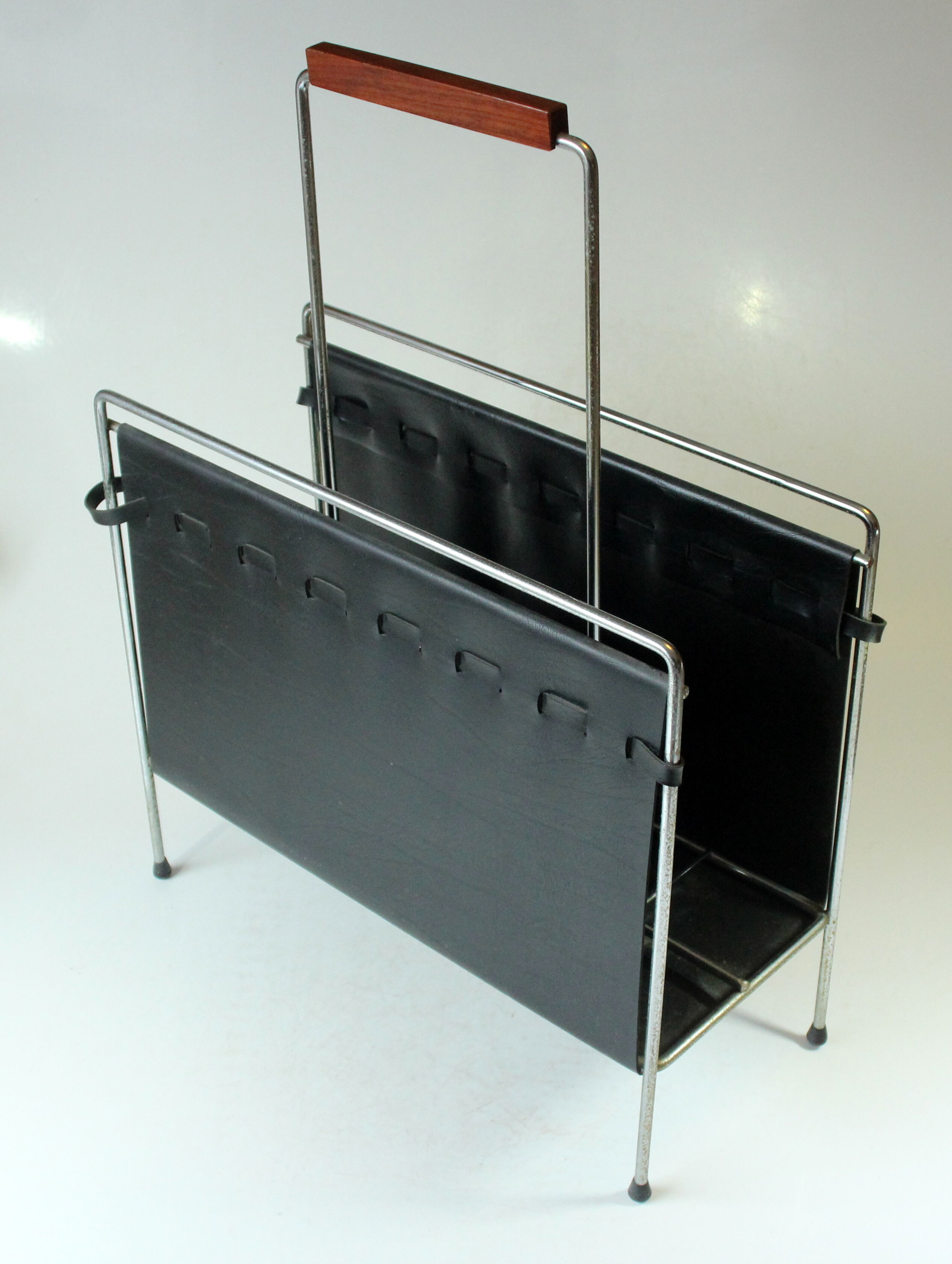 Porte-magazines Space Age en cuir noir et métal avec poignée en teck, vintage des années 1970