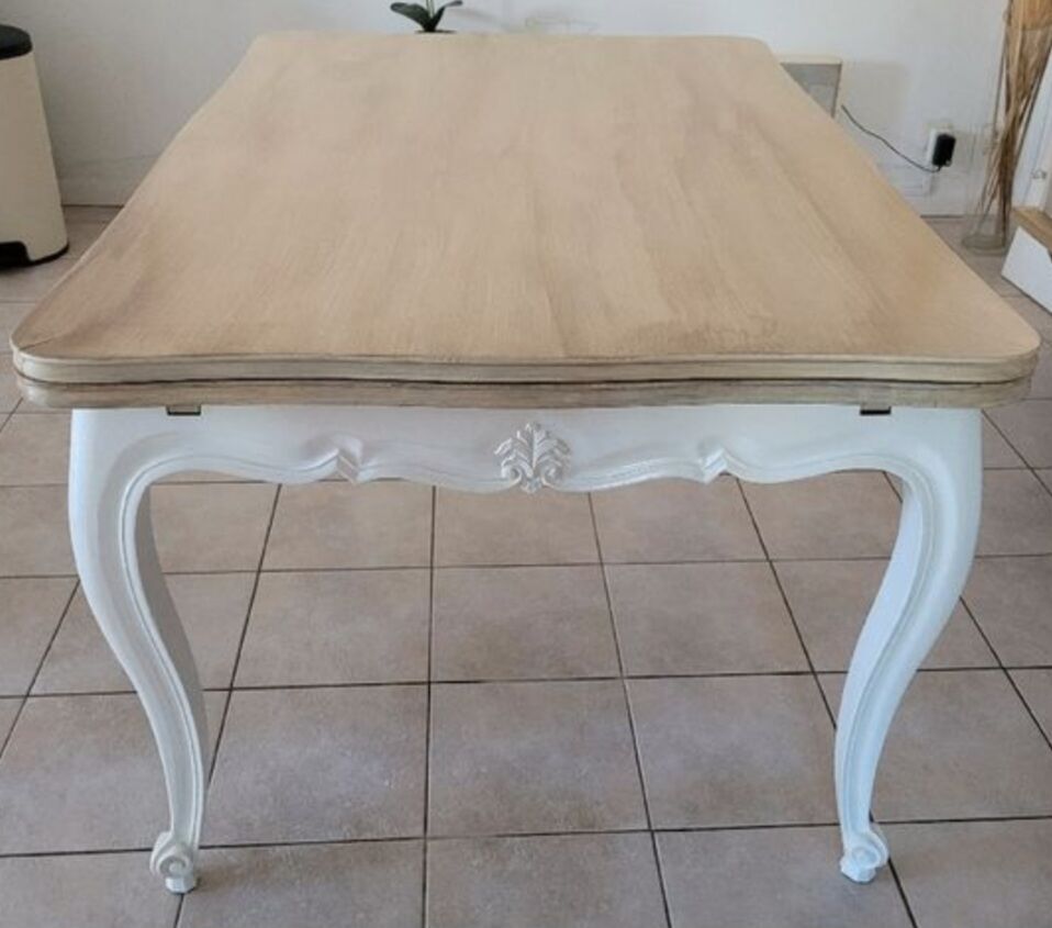 Extendable cherry wood table