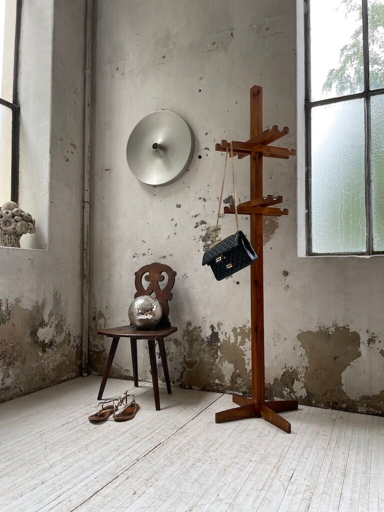 Patère wears pine coat 70