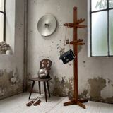 Patère wears pine coat 70