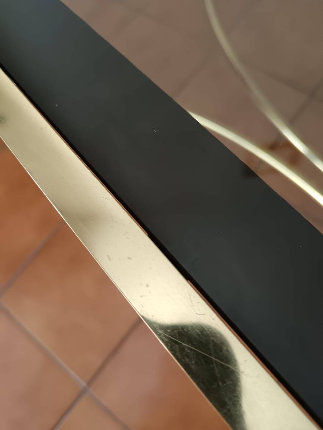 Table basse en laiton et verre fumé