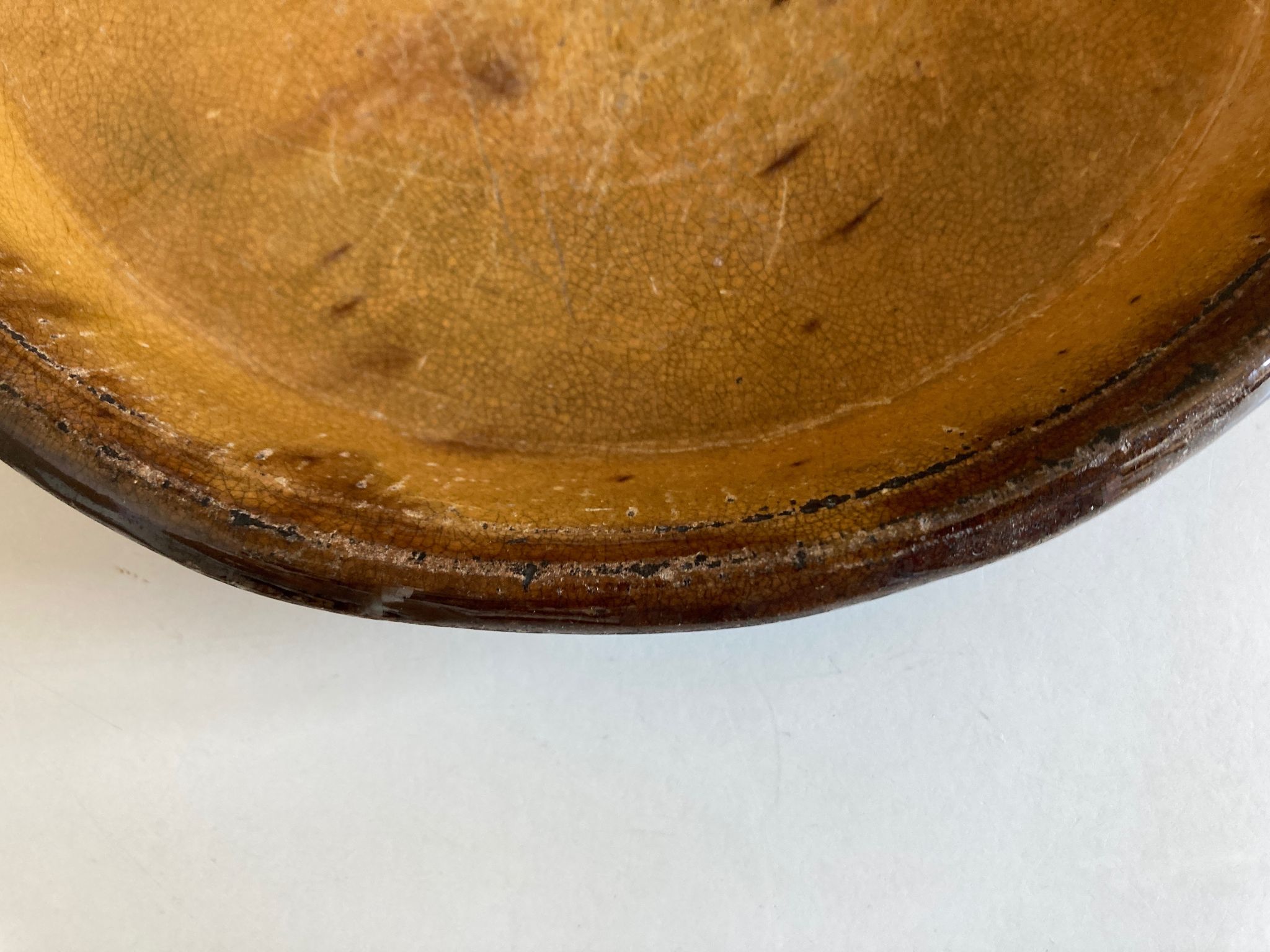 Plat de campagne en terre cuite vernissée art populaire début 20e