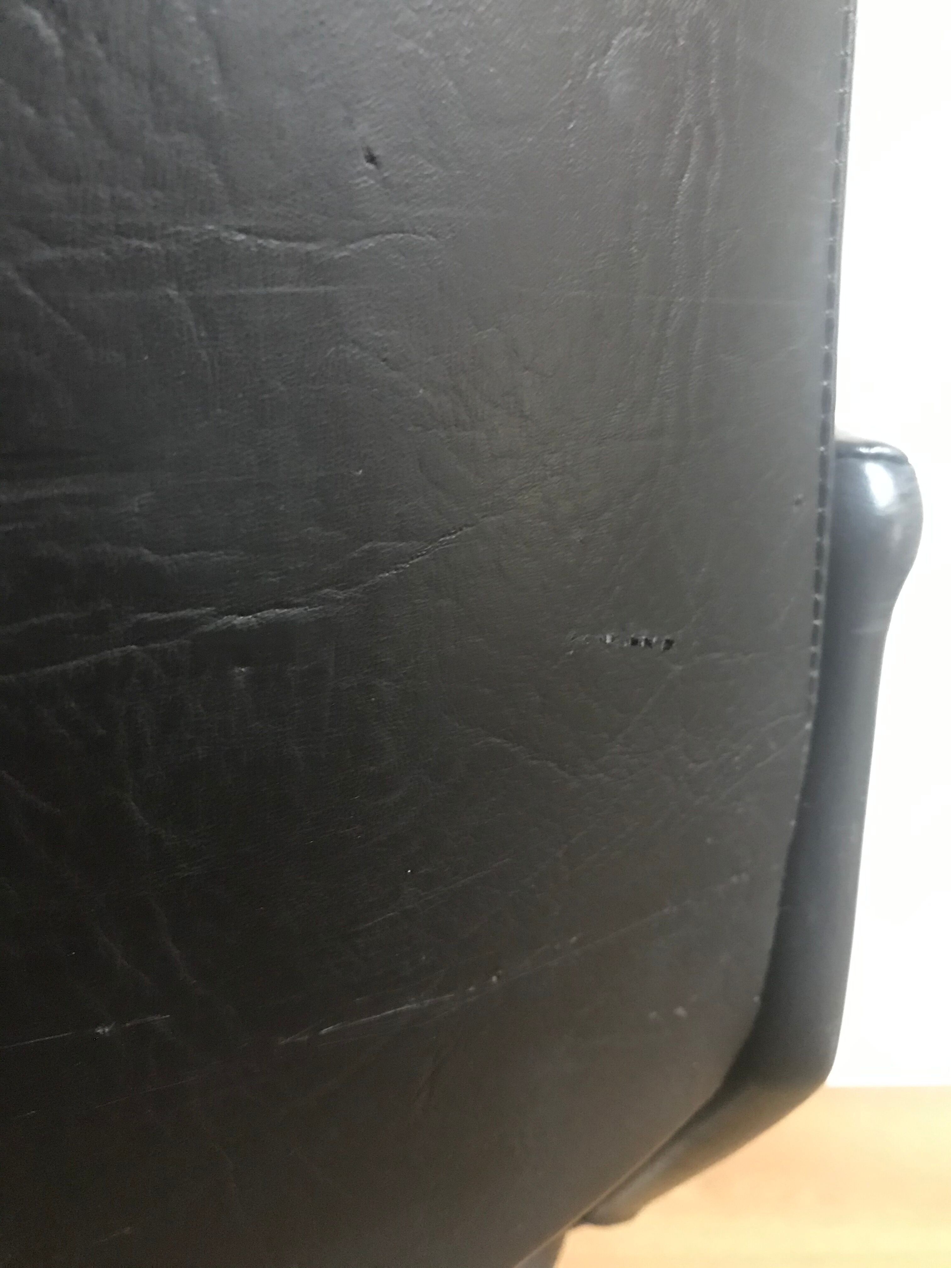 Fauteuil de bureau roulettes et skaï noir vers 1970