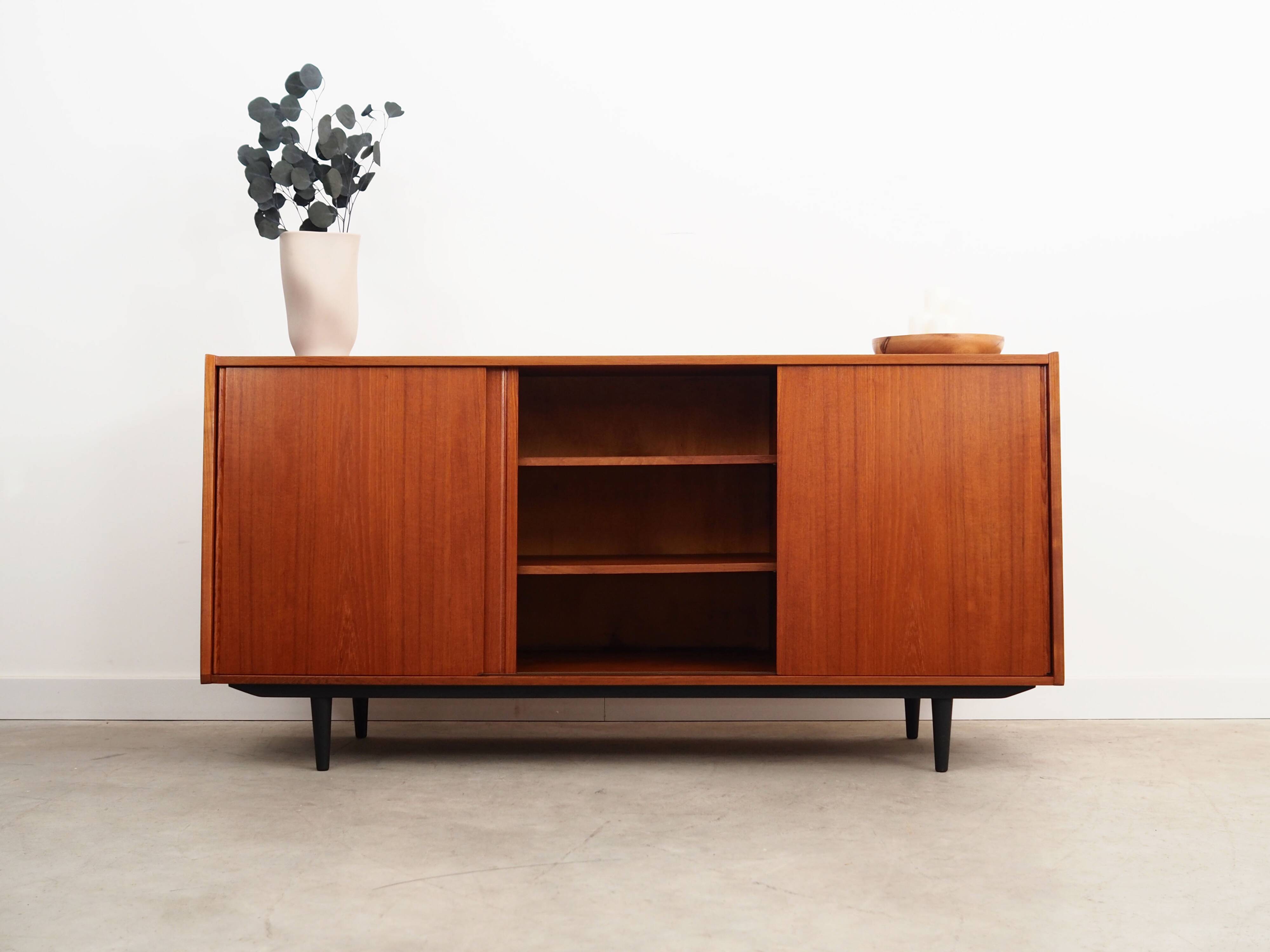 Buffet en teck, design danois, années 1970, production : Danemark
