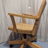 Chaise pivotante en pin massif modèle Joel par Ikea, fabriquée en Italie, années 1990.