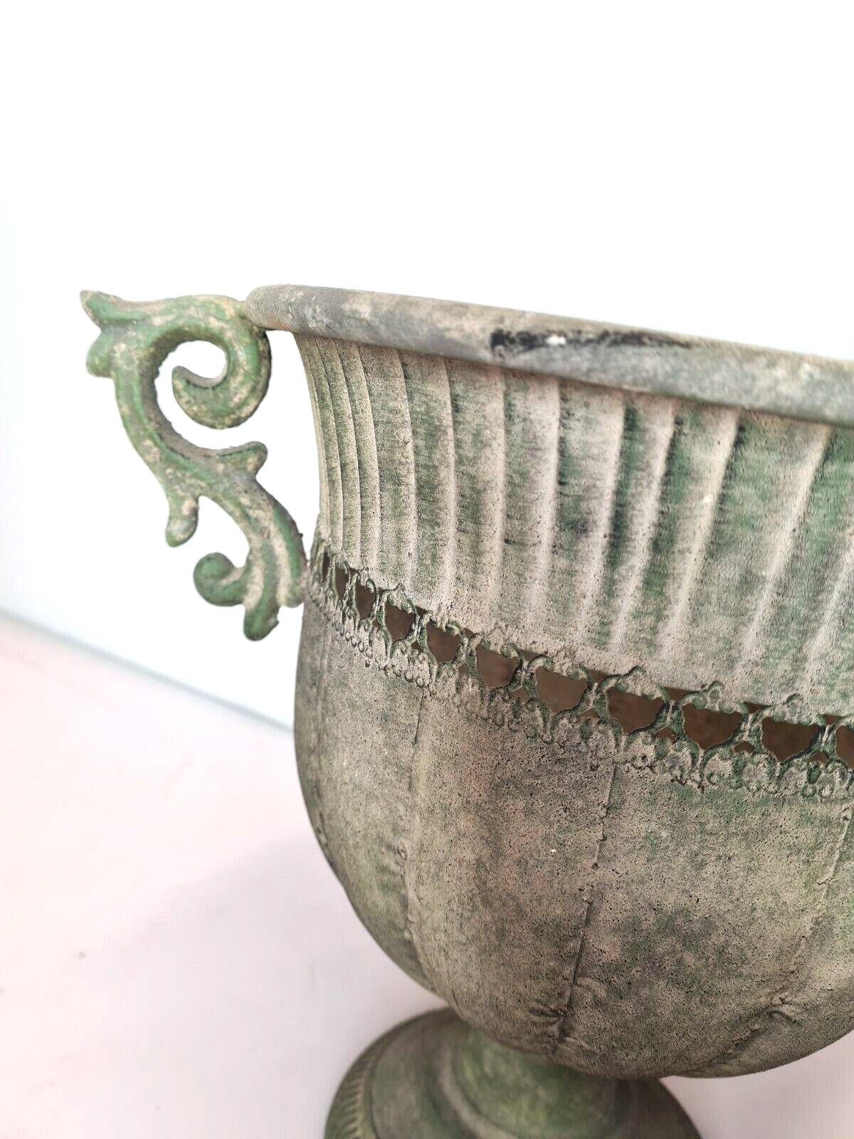 Round medici in patinated iron