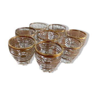 Suite de 8 verres à liqueur en verre blanc et réhauts d'or, circa 1970