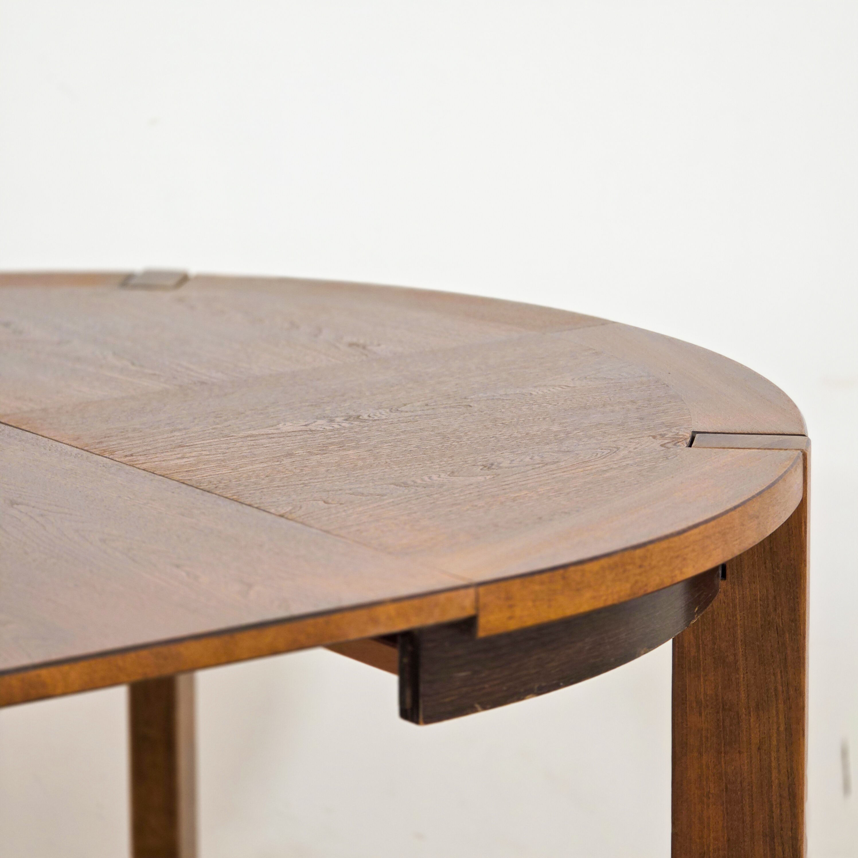 Extendable solid wood round table – 1970s modernist design