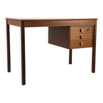 Petit bureau en teck avec trois tiroirs de Domino Møbler, années 1970.