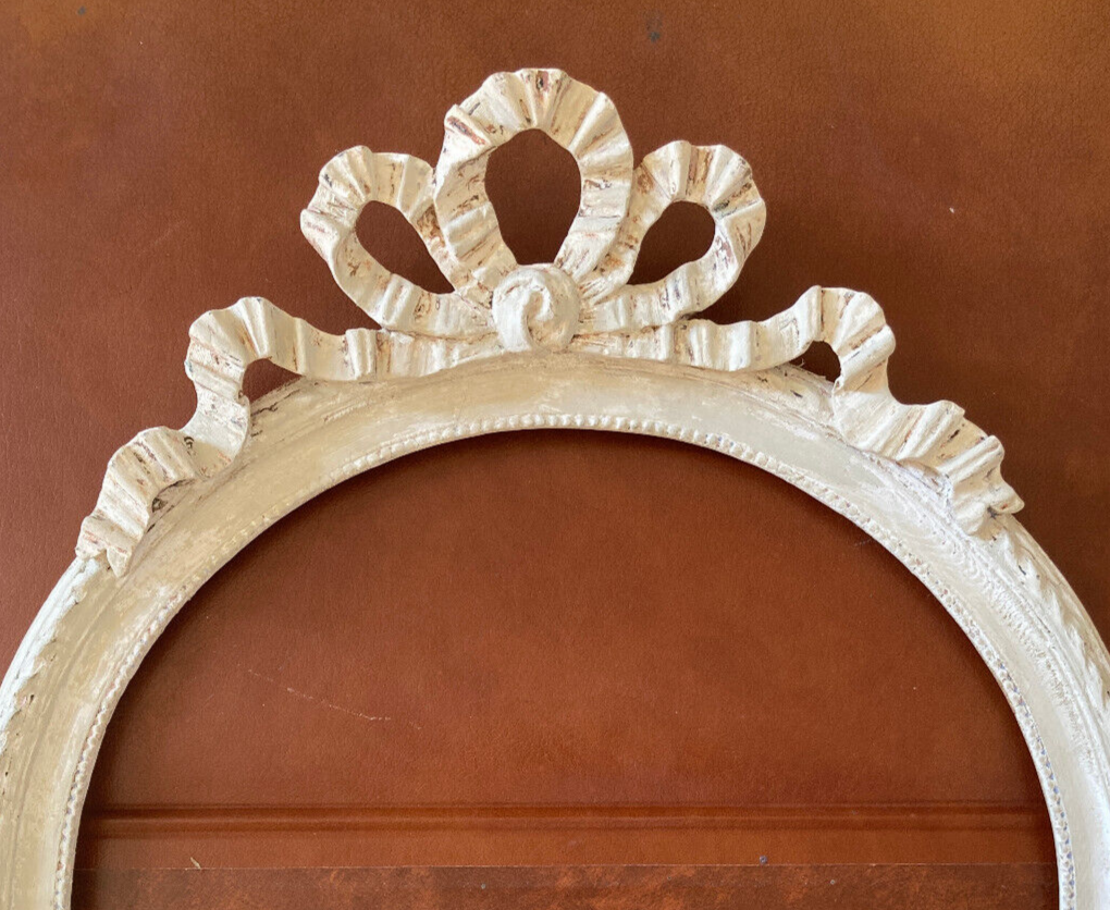 Large round carved wooden frame with ribbon knot decoration - Shabby chic
