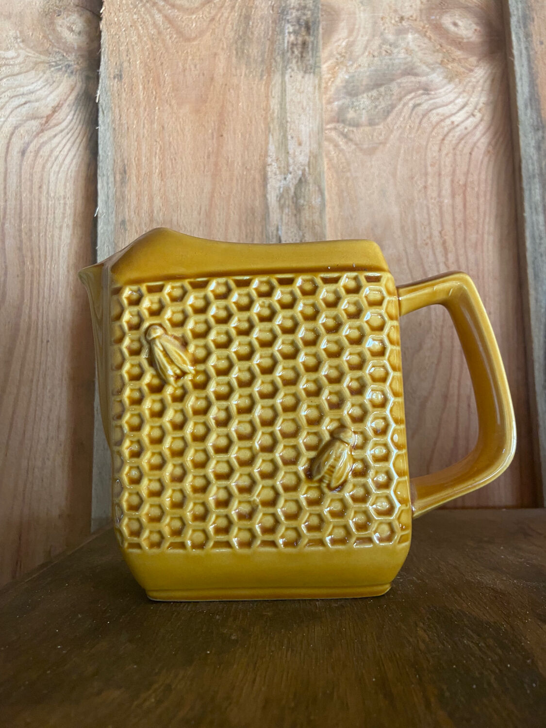 Pitcher Saint Clement Bee