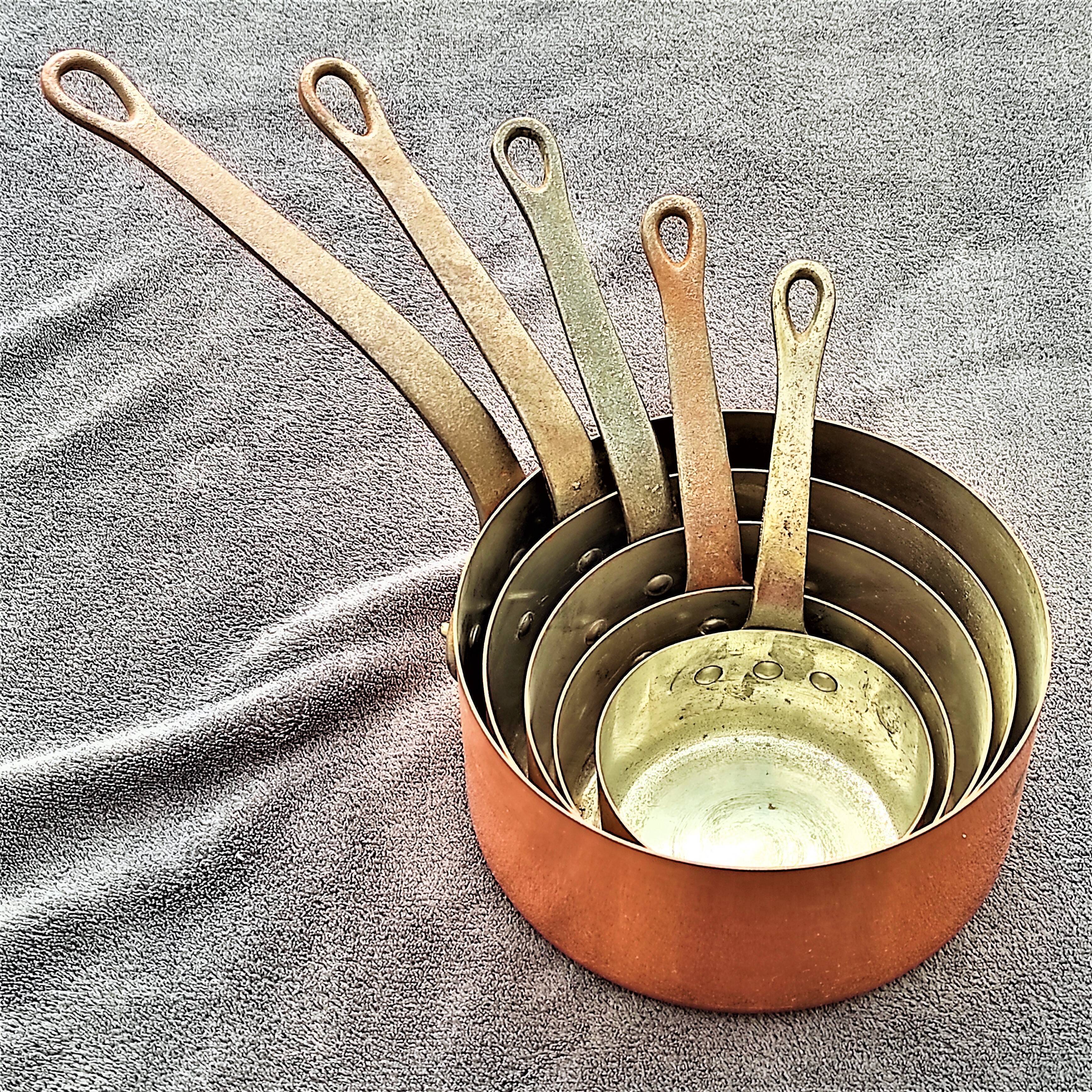 Suite de 5 casseroles en cuivre étamé