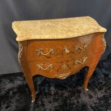 Petite commode toutes faces galbées à décor marqueté et bronze style Louis